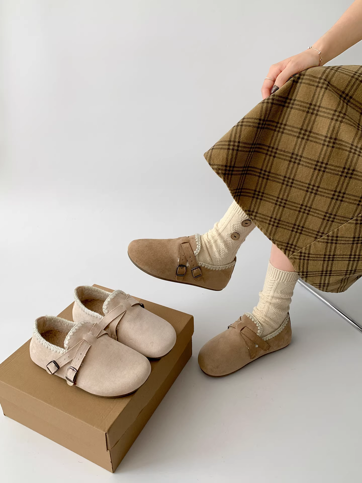 Giày Birkenstock đế dày cổ điển màu trắng, lót lông cừu, dành cho nữ, mẫu mới thu đông 2025, đế mềm, giữ ấm.