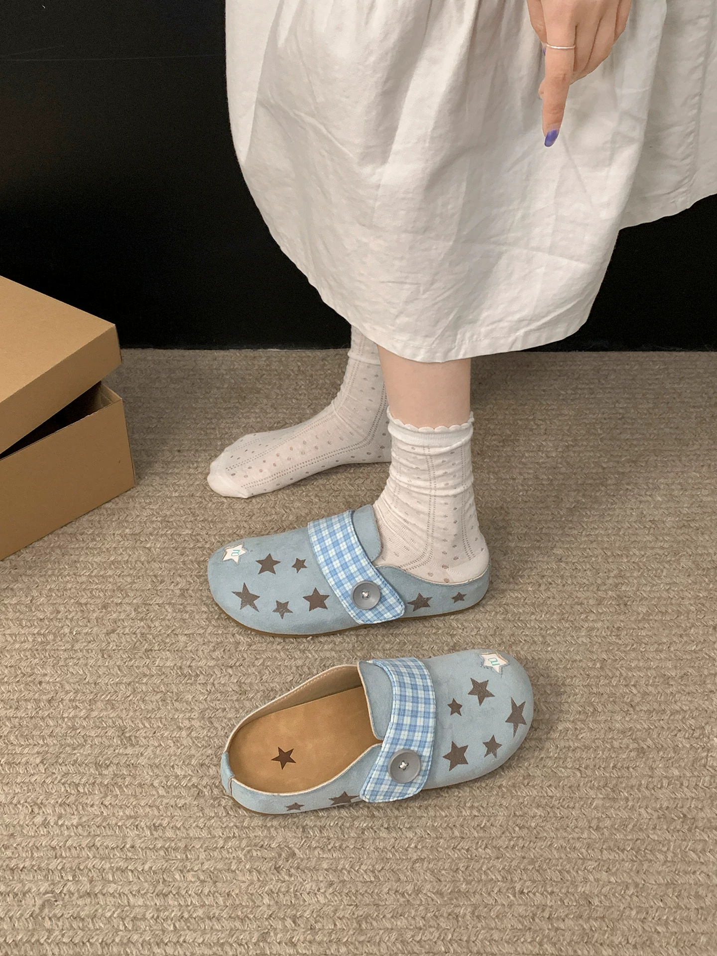 Dép nữ đế dày cổ điển cao cấp màu trắng, kiểu mới mùa thu 2025, thích hợp phối cùng váy, kiểu Birkenstock nửa dép.