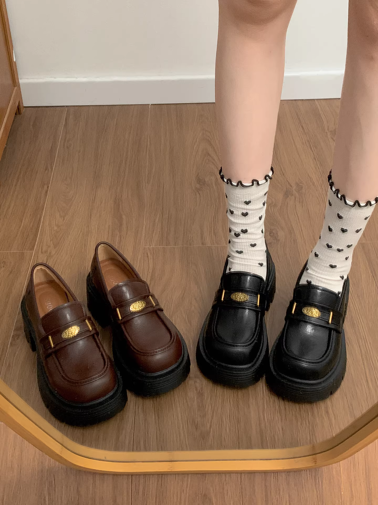 Giày da nữ đế dày kiểu Anh cổ điển màu đen, gót chunky, kiểu mới thu 2025, phối chân váy, tăng chiều cao.