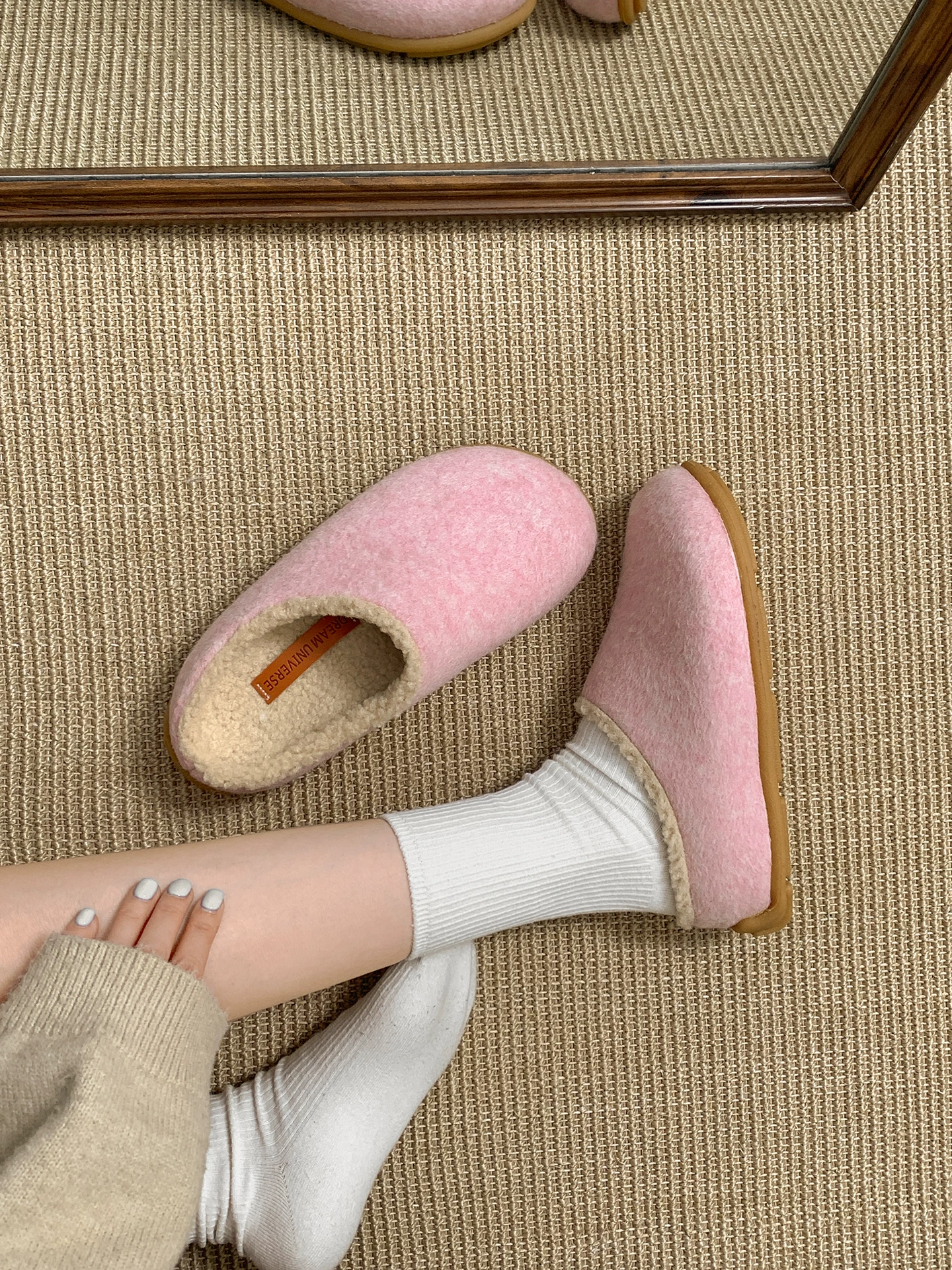 Giày Birkenstock đế dày kiểu Pháp màu hồng dành cho nữ, dép bông giữ ấm mũi kín lót lông mềm mại mùa thu đông 2025 mới.