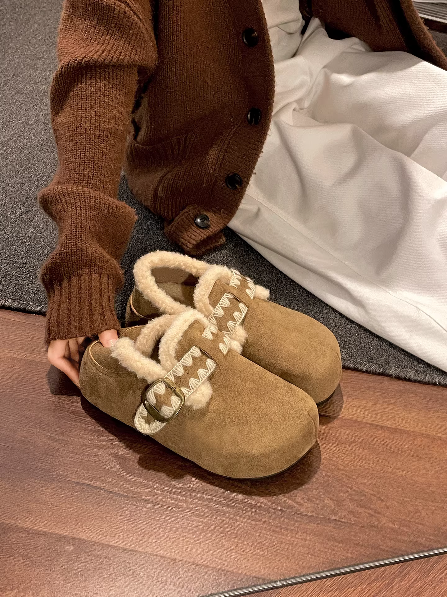 Giày nữ Nanzai kiểu retro màu nâu đế dày lót lông cừu mùa đông 2025 kiểu Birkenstock giữ ấm