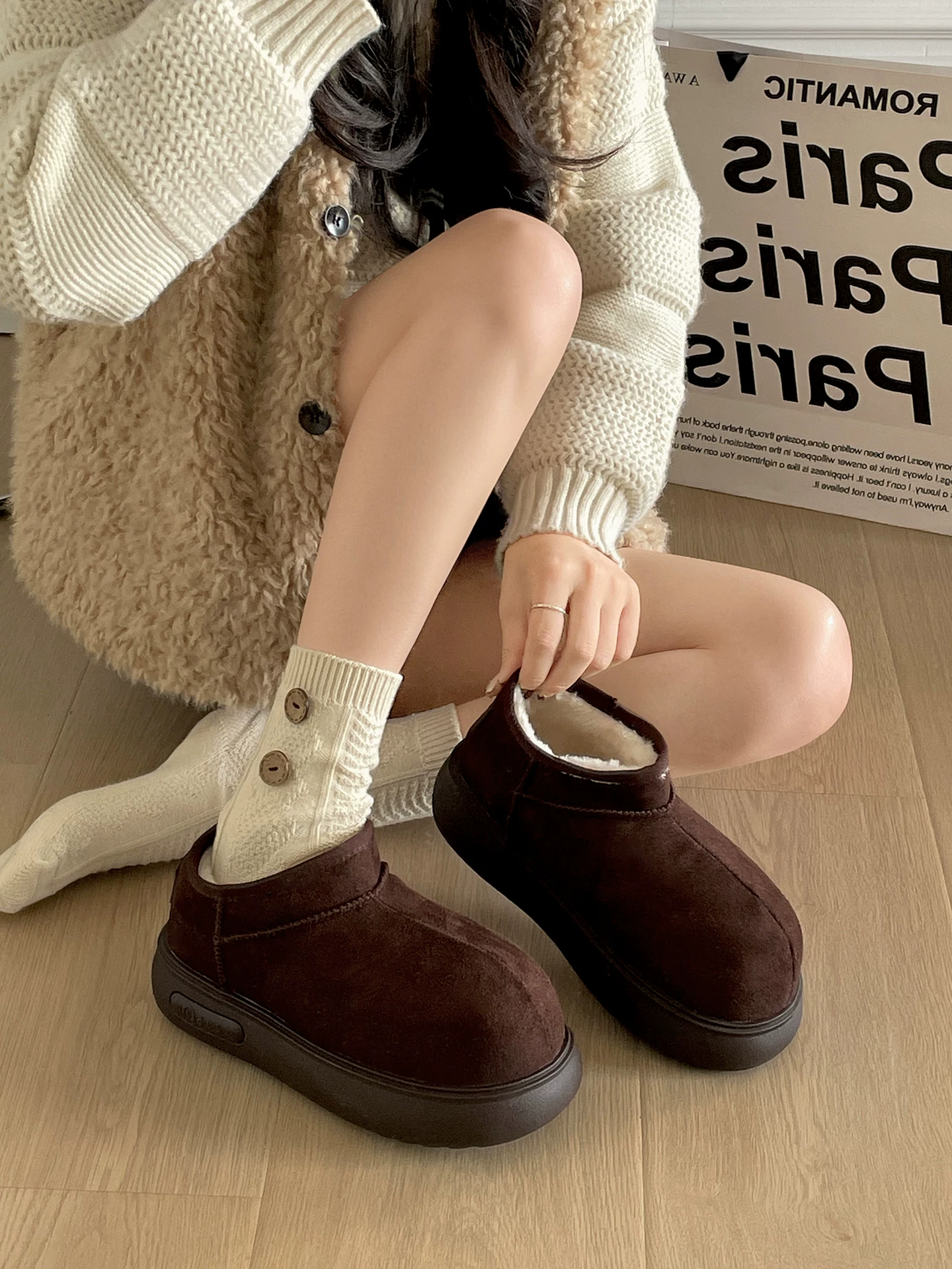 Giày bốt đi tuyết đế dày, lót lông cừu, giữ ấm, tăng chiều cao dành cho nữ, giày cotton kiểu Birkenstock lót lông dày dặn chống trơn trượt mùa đông mới năm 2025.