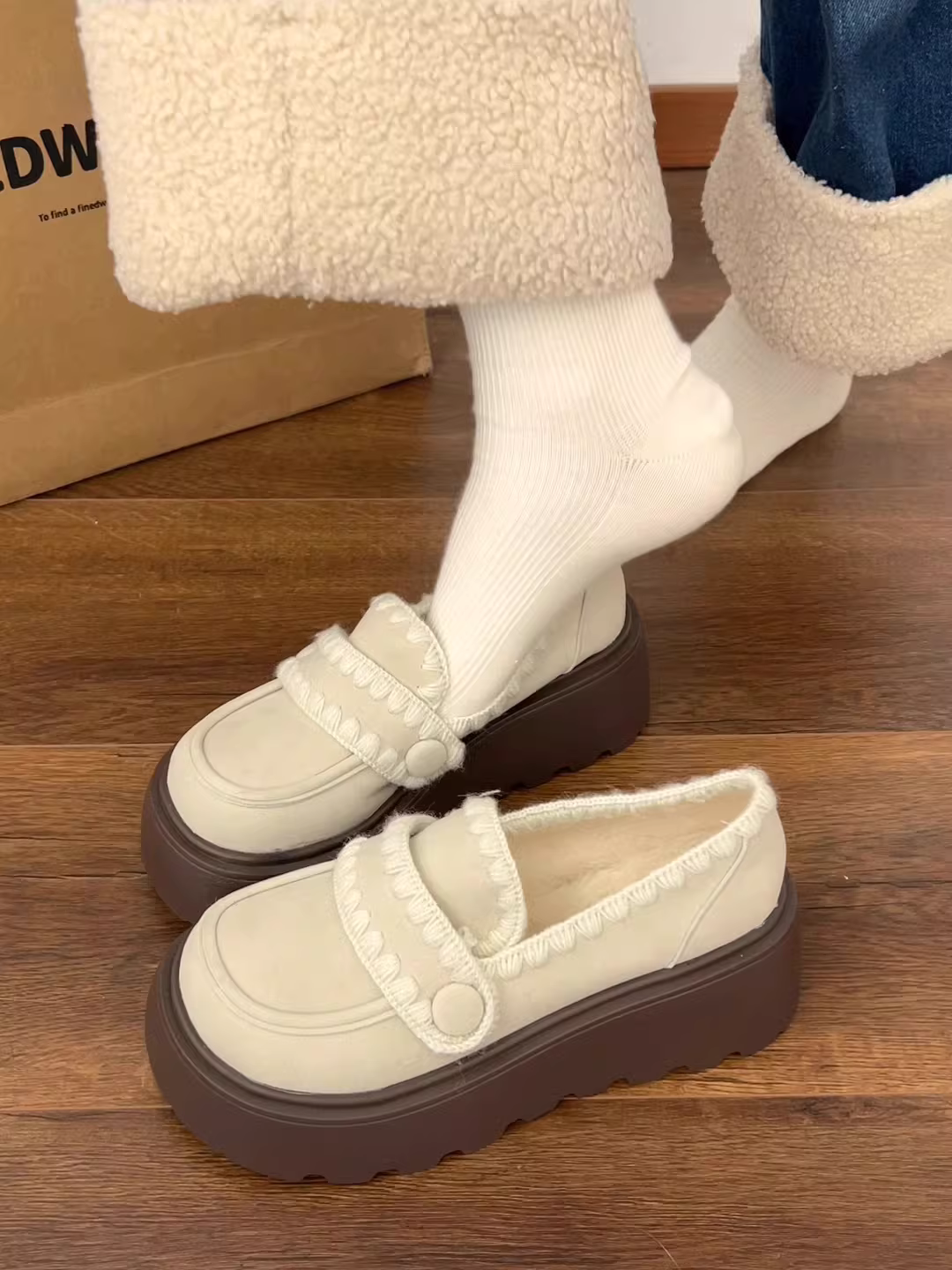 Giày da đế dày kiểu Anh cho nữ 2025, mẫu mới thu đông, đa năng, kiểu retro, lót lông cừu, kiểu lười, giày vải cotton