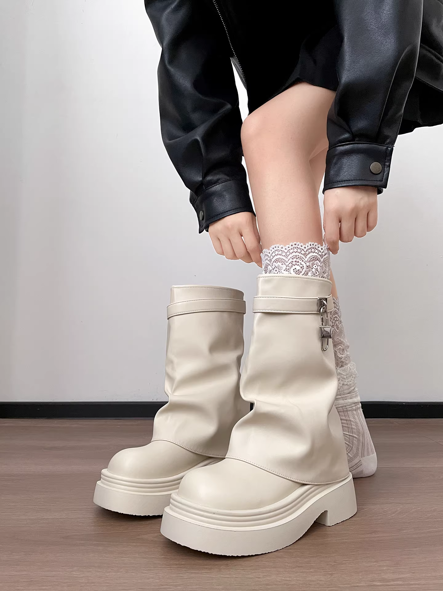 Giày bốt nữ đế dày phong cách Anh quốc cao cấp màu trắng cổ điển, kiểu dáng thu đông 2025 mới, phối cùng chân váy và đa năng.