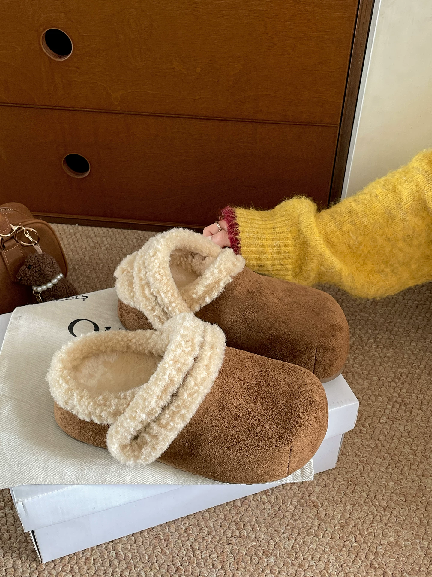 Đôi dép lê nữ đế dày màu nâu cổ điển, chất liệu nhung mềm mại, thích hợp đi ngoài trời, mẫu mới thu đông 2025, giữ ấm, kiểu dáng Birkenstock, chất liệu cotton.