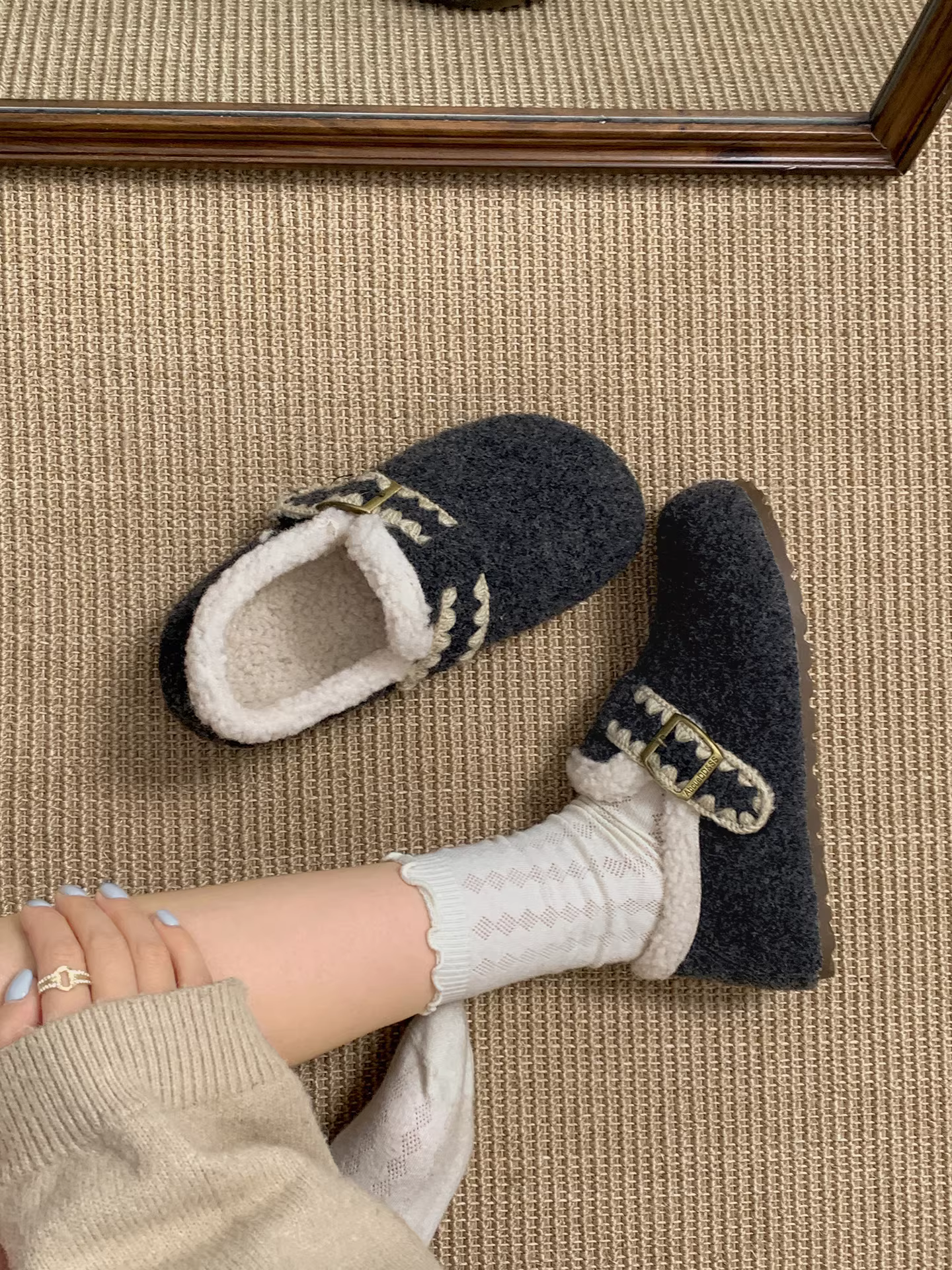 Giày nữ mùa đông 2025 đa năng, kiểu Birkenstock, lót lông cừu, dày dặn, tăng chiều cao, đế bằng bằng vải cotton.