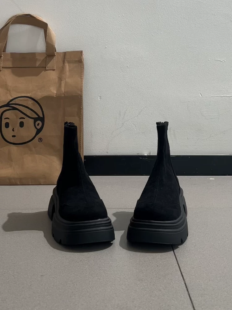 Giày bốt đế dày cổ điển màu đen dành cho nữ ở miền Nam, mẫu mới thu đông 2025, đa năng, kiểu ngắn, phù hợp với người nhỏ nhắn, tăng chiều cao và thon gọn.