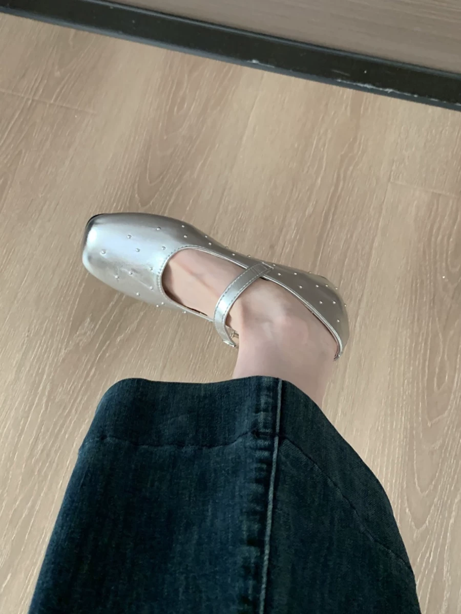 Giày bệt đế bằng mũi vuông màu đỏ kiểu Pháp dành cho nữ, giày Mary Jane đa năng mùa thu mới 2025, phối hợp tốt với chân váy.