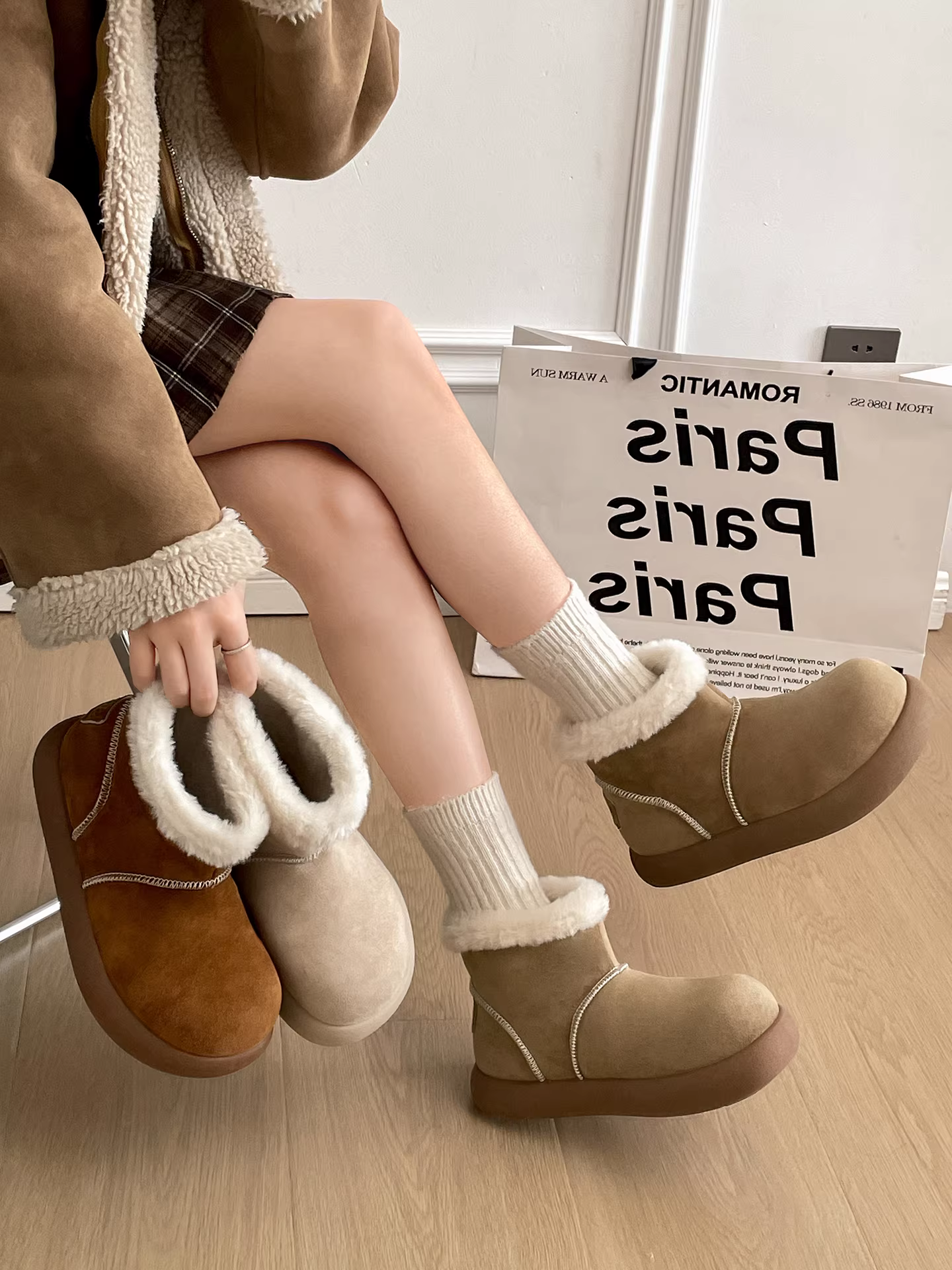 Giày bốt đi tuyết đế dày lót lông cừu màu trắng dành cho nữ, mẫu mới mùa đông 2025, giày cotton kiểu Birkenstock tăng chiều cao dày dặn kiểu Đông Bắc.