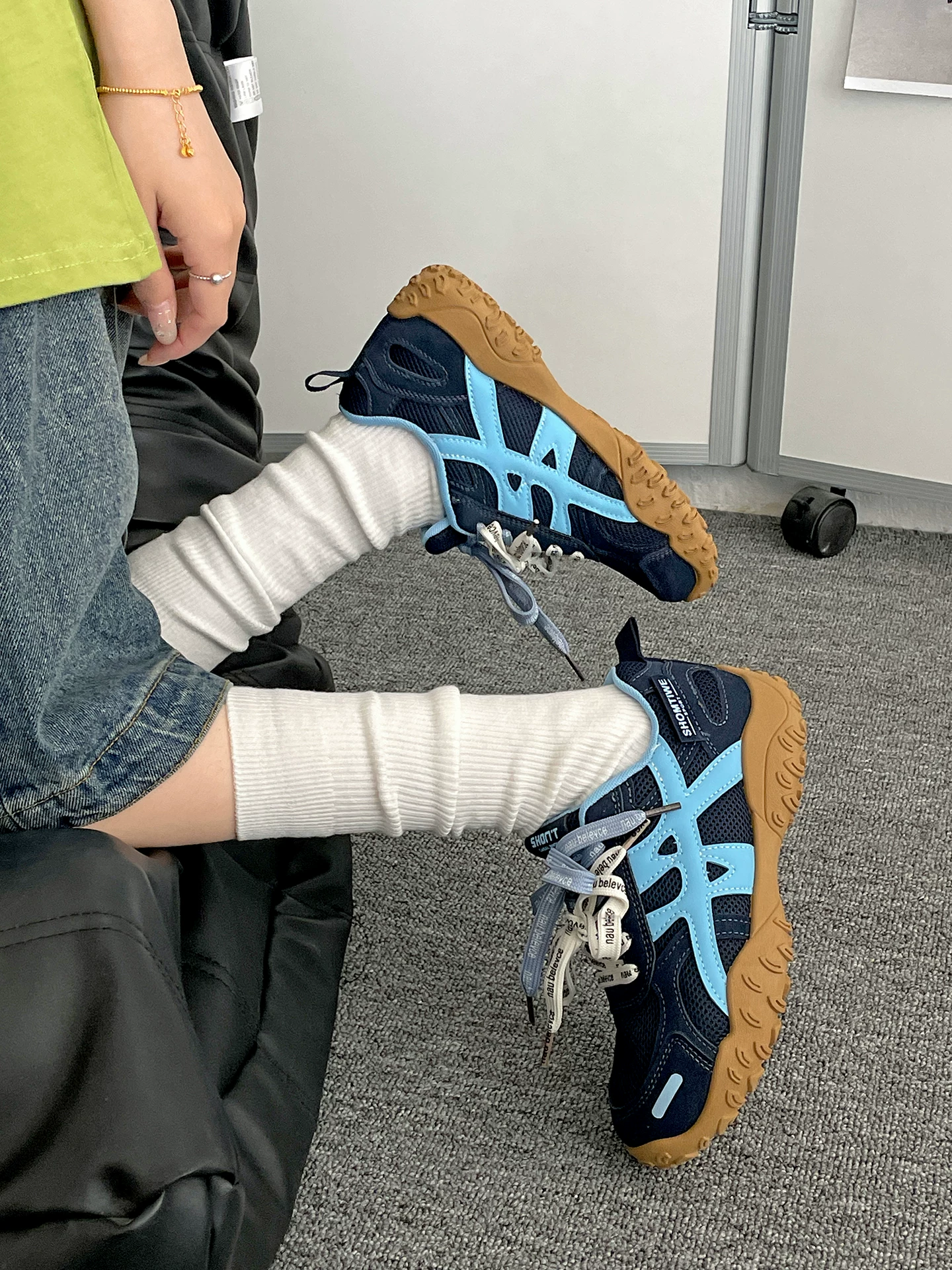 Giày thể thao đế dày màu trắng kiểu retro thời thượng dành cho nữ, kiểu dáng thu đông 2025 mới, giày thể thao đa năng, dễ phối với chân váy.