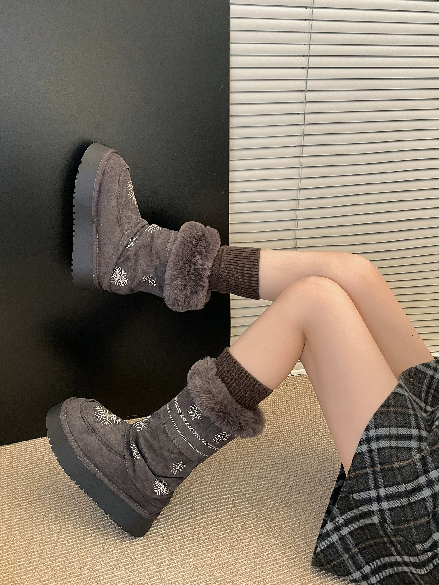 Giày bốt tuyết đế dày lót lông cừu phổ biến dành cho nữ, mẫu mới mùa đông 2025, giày bông giữ ấm tăng chiều cao kiểu Đông Bắc.