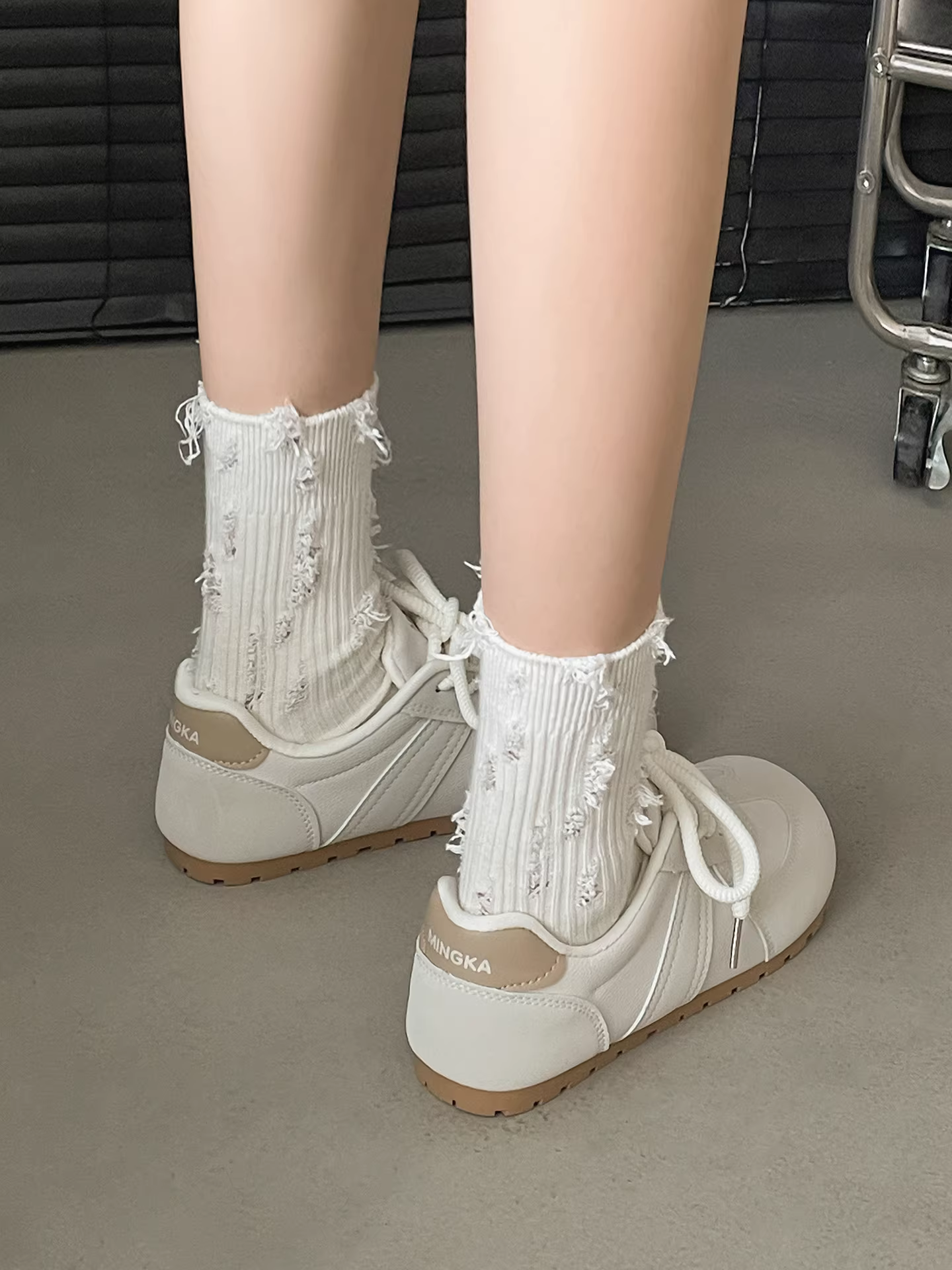 Giày thể thao Đức đế bằng nhẹ, đa năng, kiểu retro màu trắng dành cho nữ, mẫu mới thu 2025, đế mềm, đi dạo, chạy bộ