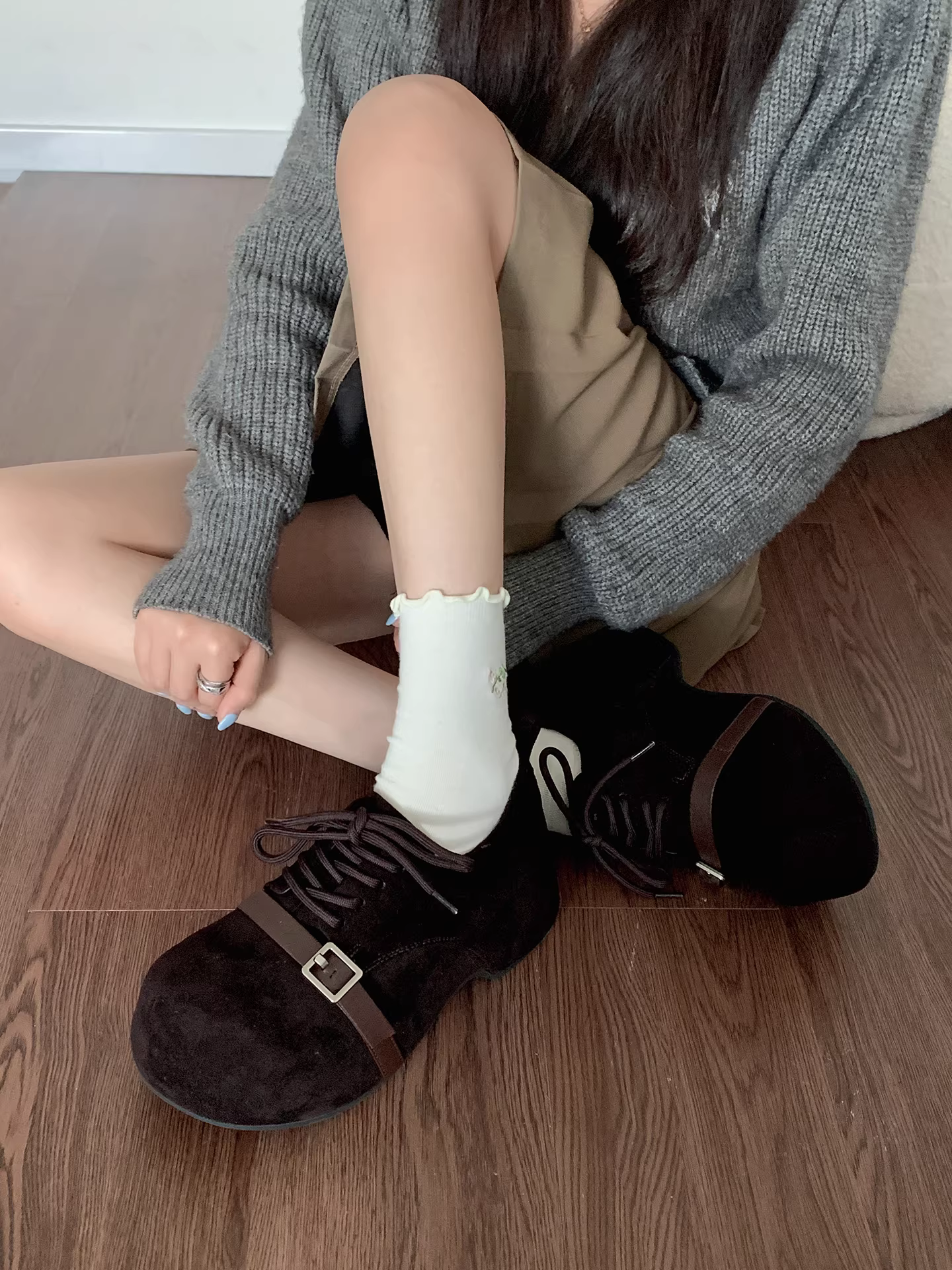 Giày Birkenstock đế dày màu nâu cổ điển, kiểu dáng kín mắt cá chân dành cho nữ, phong cách thu mới 2025, giày đế mềm phối chân váy.