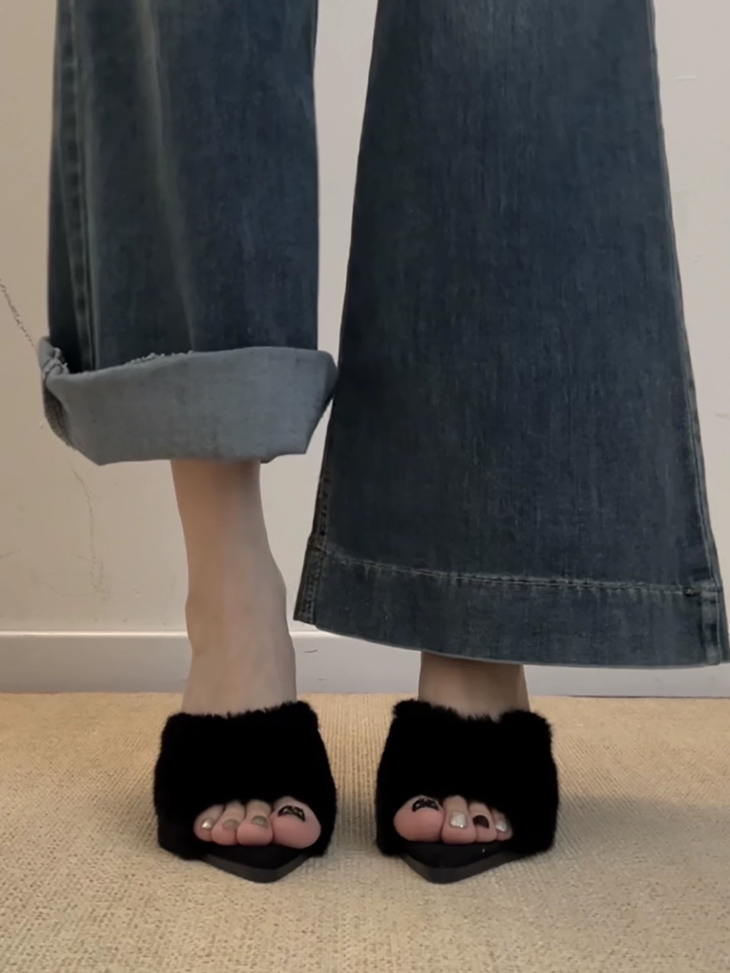 Giày dép lông dày đế xuồng chống trơn mũi nhọn kiểu retro đen dành cho nữ, mặc ngoài trời mùa đông, kiểu mới 2025, kiểu lười tăng chiều cao bằng vải cotton.