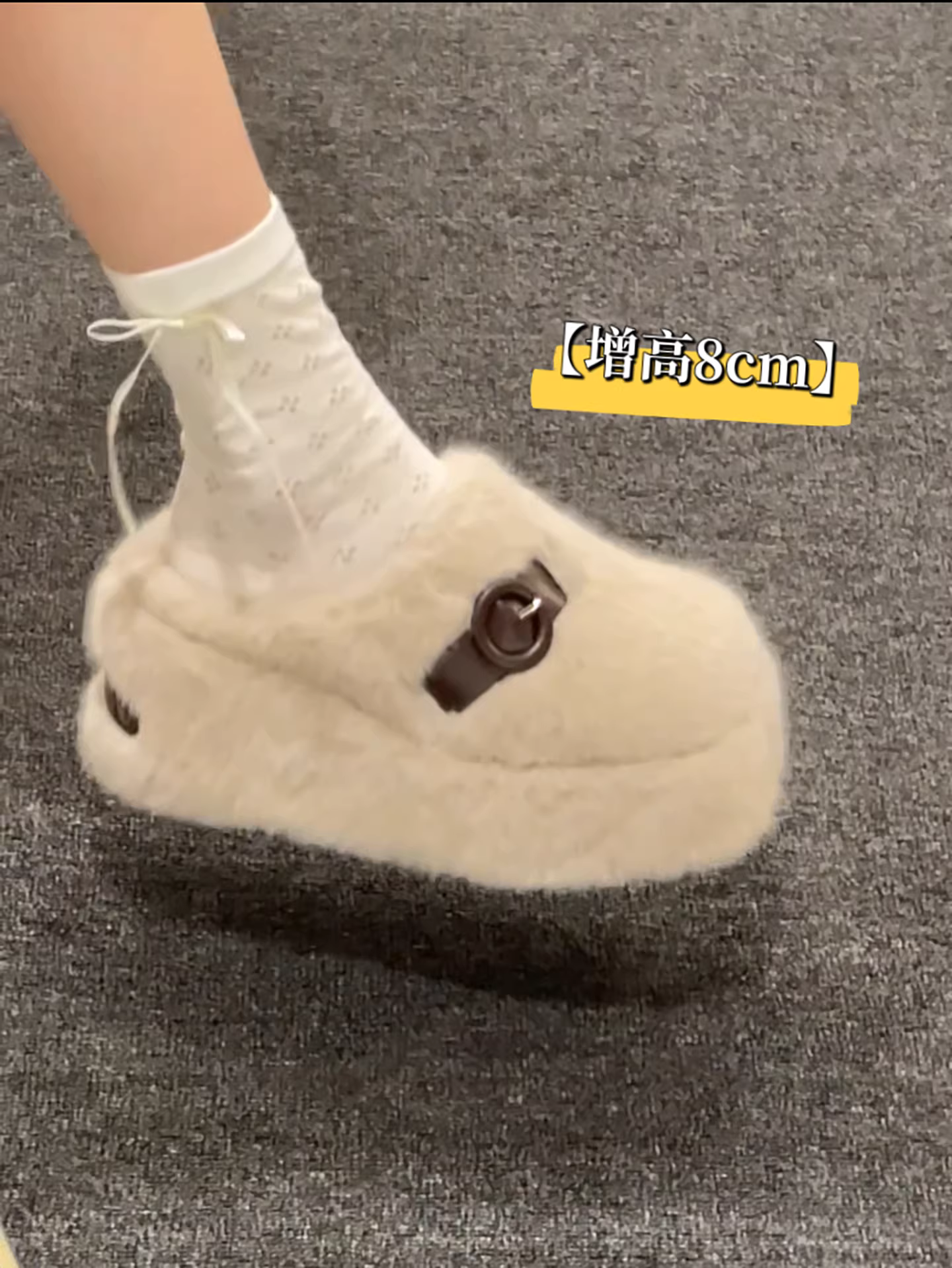 Đôi dép lông dày đế chống trơn kiểu retro màu trắng dành cho nữ, dùng được ngoài trời mùa đông, kiểu mới 2025, dép bông kiểu Birkenstock lót lông giữ ấm.