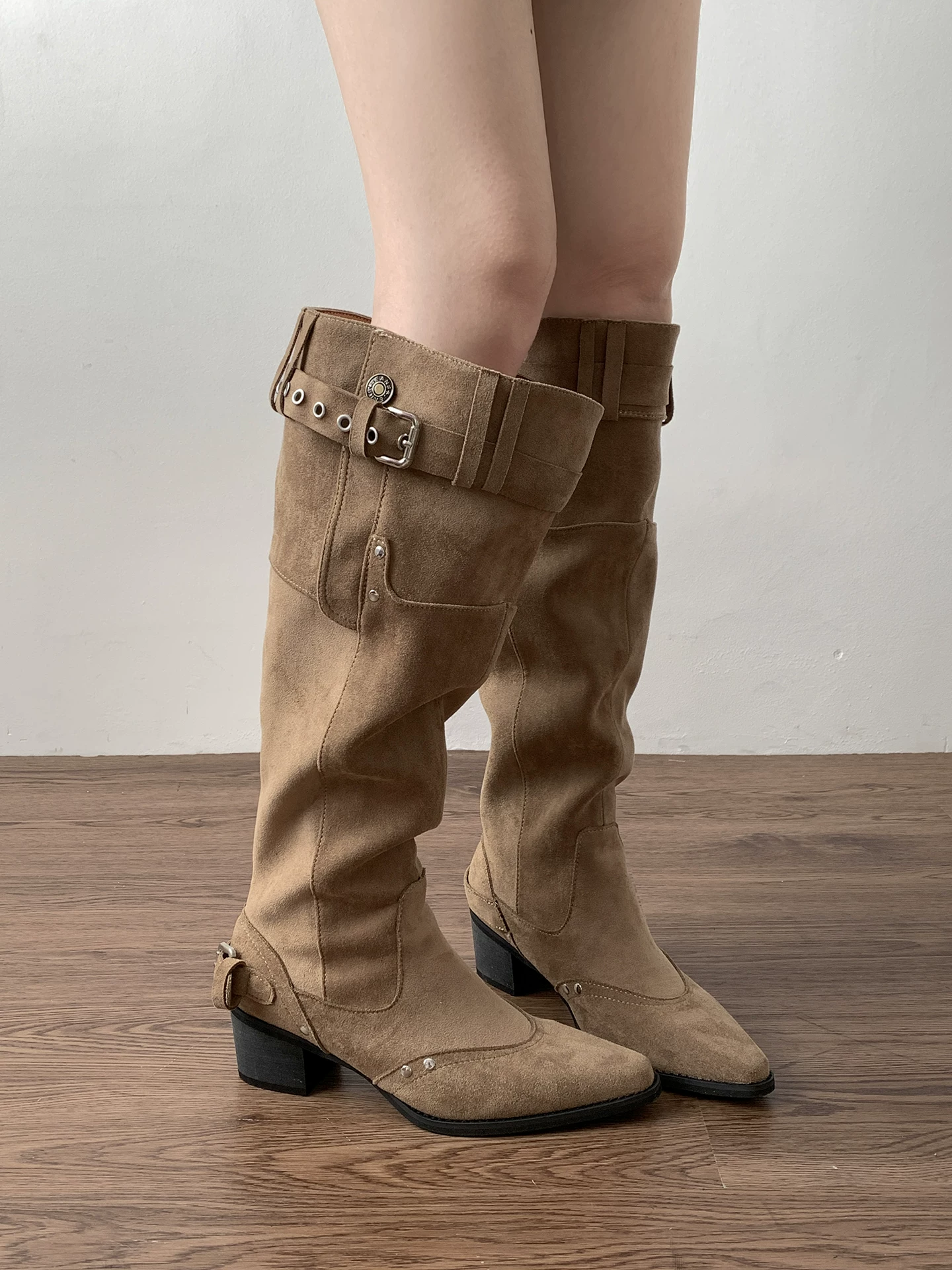 Giày bốt nữ cao gót mũi nhọn đế dày tăng chiều cao kiểu dáng retro, bốt dài mùa thu đông 2025, kiểu dáng ôm dáng, trên gối, kiểu cao bồi miền Tây