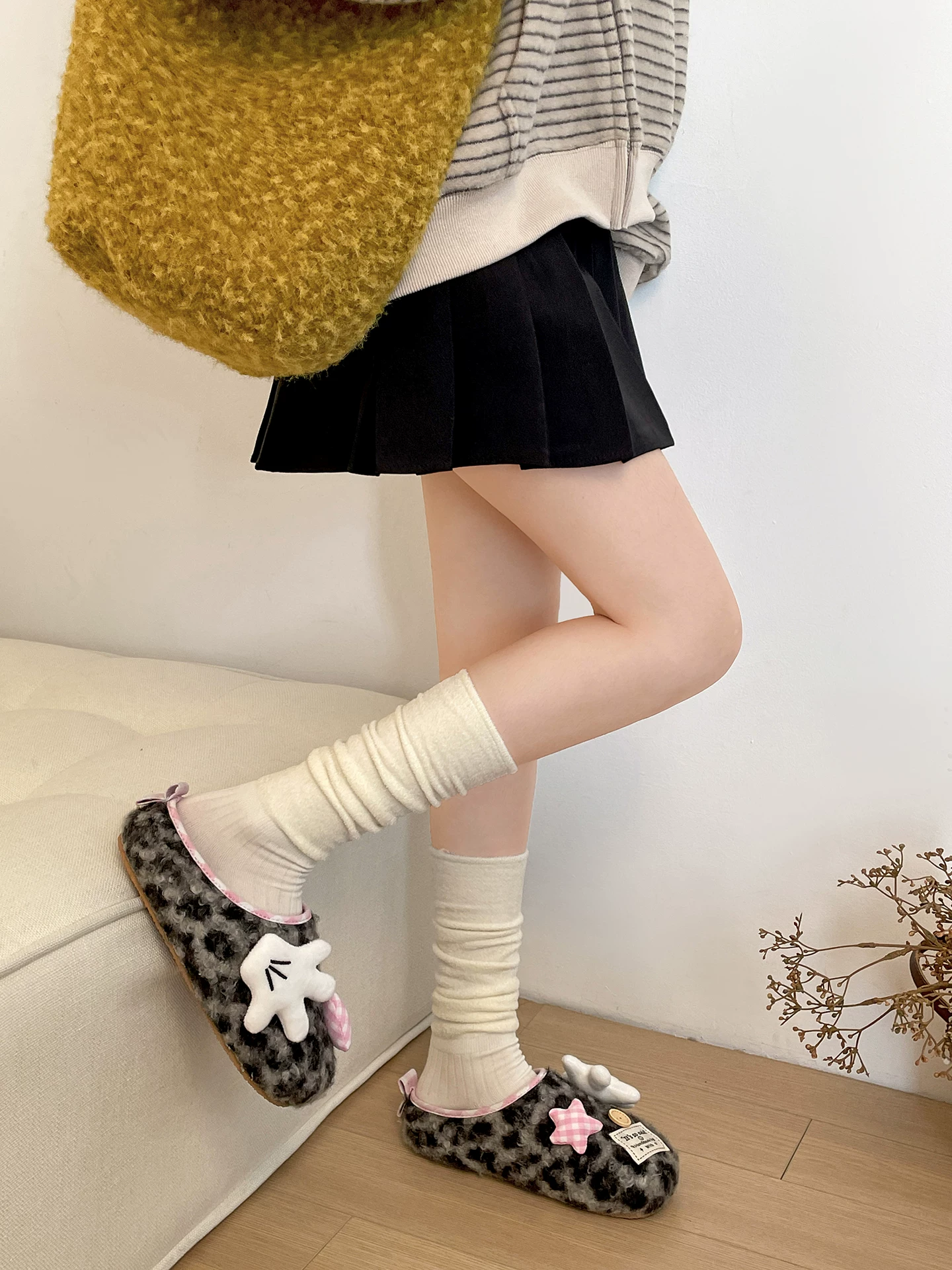 Đôi dép bông dày đế cao cổ điển dễ thương dành cho nữ đi ngoài trời, mẫu mới mùa đông 2025, giữ ấm, chống trơn trượt