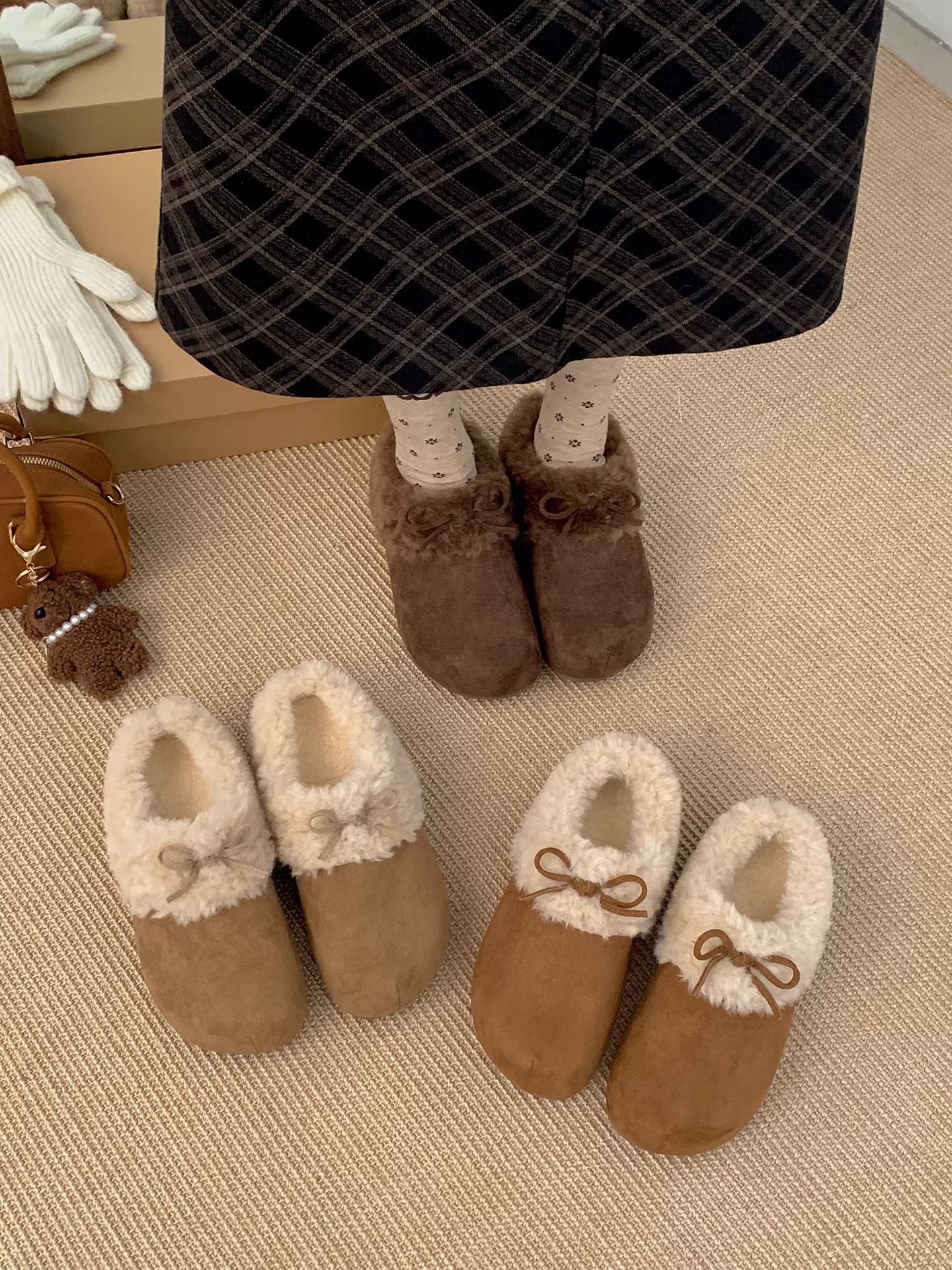 Giày nửa dép kiểu Birkenstock lót lông cừu, đế dày, chống trơn trượt dành cho nữ, thích hợp để đi ngoài trời, mẫu mới mùa đông 2025, tăng chiều cao, ấm áp, giày bông lông mềm mại.