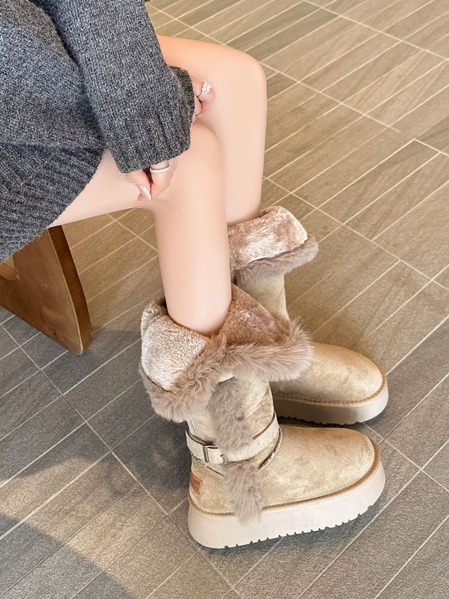 Giày bốt tuyết cao cổ đế dày màu xám cổ điển dành cho nữ, giày bông giữ ấm mùa đông mới năm 2025 dành cho vùng Đông Bắc.
