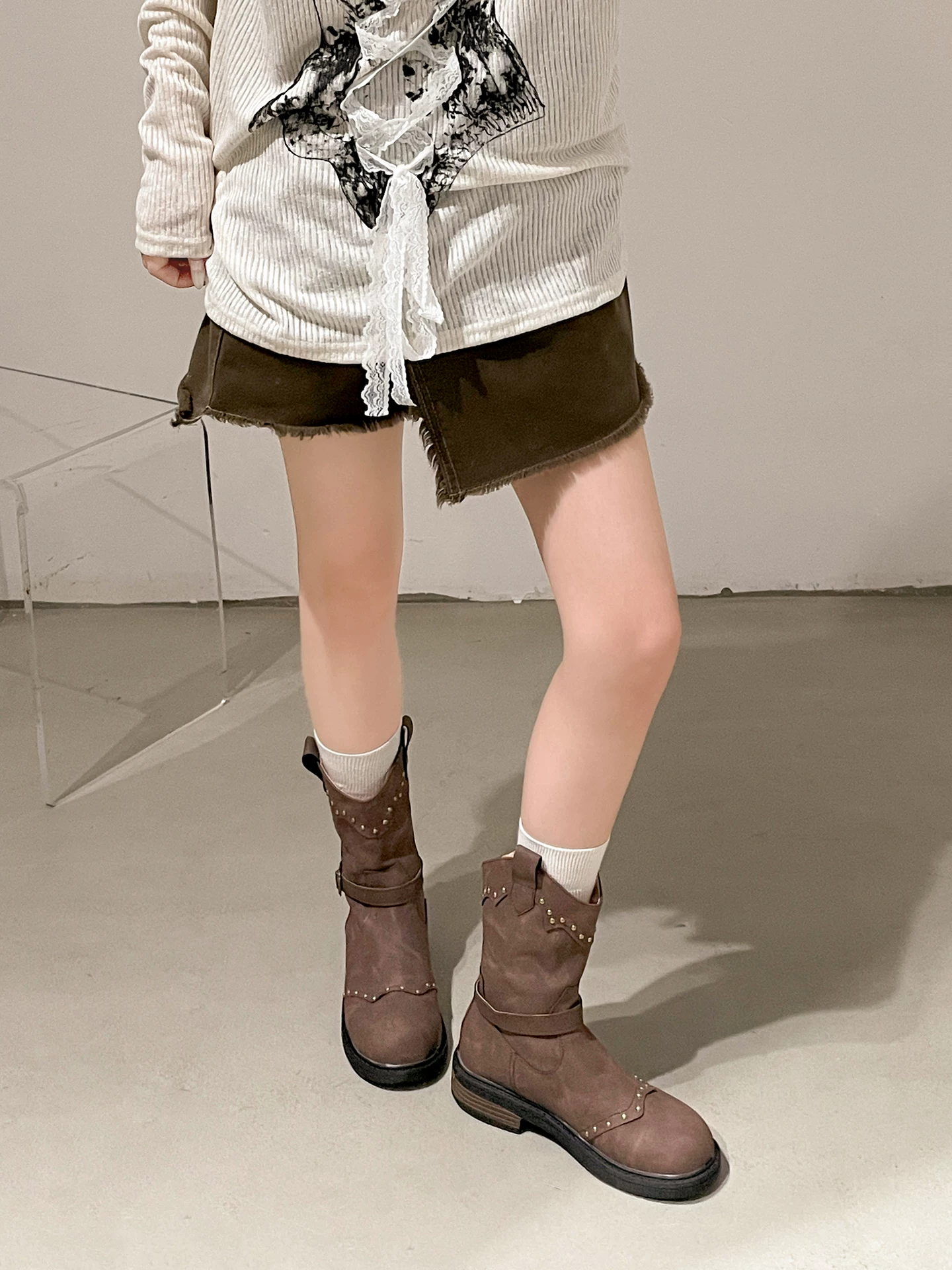 Phía Nam ở miền Nam: Giày bốt Martin đế dày kiểu Anh cổ điển dành cho nữ, mẫu mới thu đông 2025, phối cùng chân váy, kiểu bốt cao bồi phương Tây.