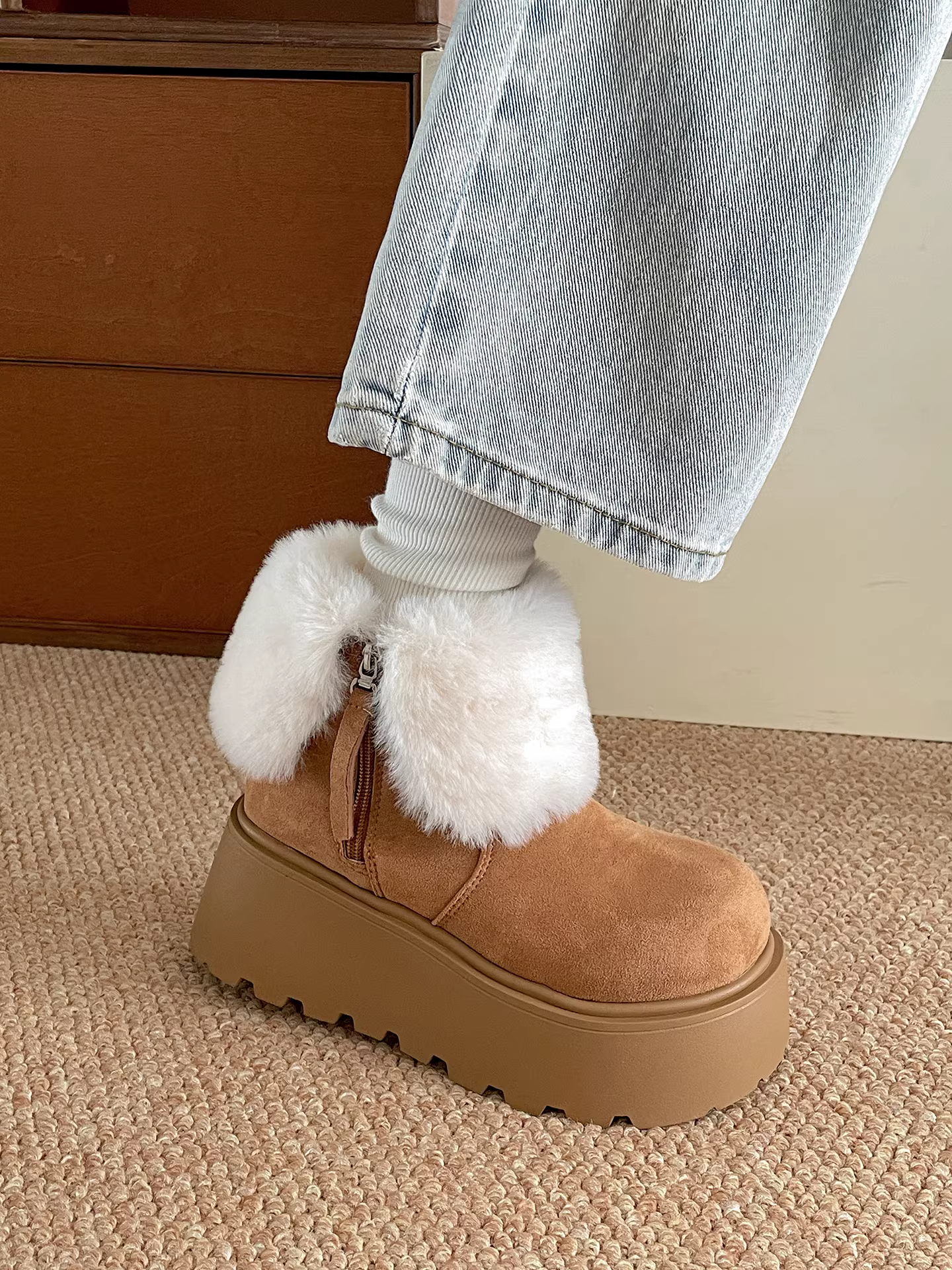 Giày bốt đi tuyết đế dày chống trượt màu trắng cổ điển dành cho nữ 2025 Giày cotton đế mềm tăng chiều cao mới mùa thu đông dành cho người nhỏ nhắn