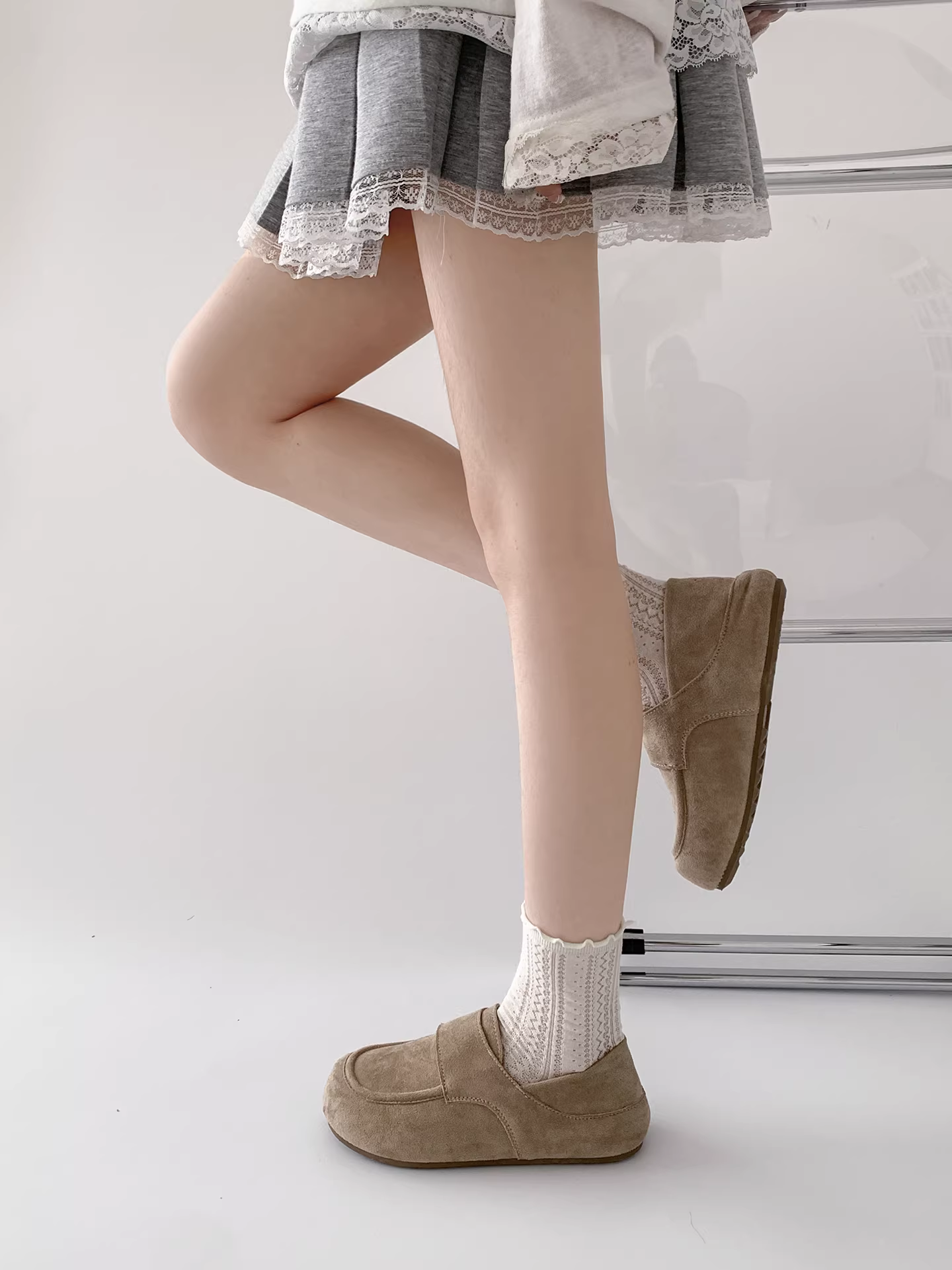 Giày Birkenstock đế bằng kiểu cổ điển, dành cho nữ, áo khoác ngoài mùa thu, kiểu mới 2025, phối được với váy, giày đế mềm, đa năng.