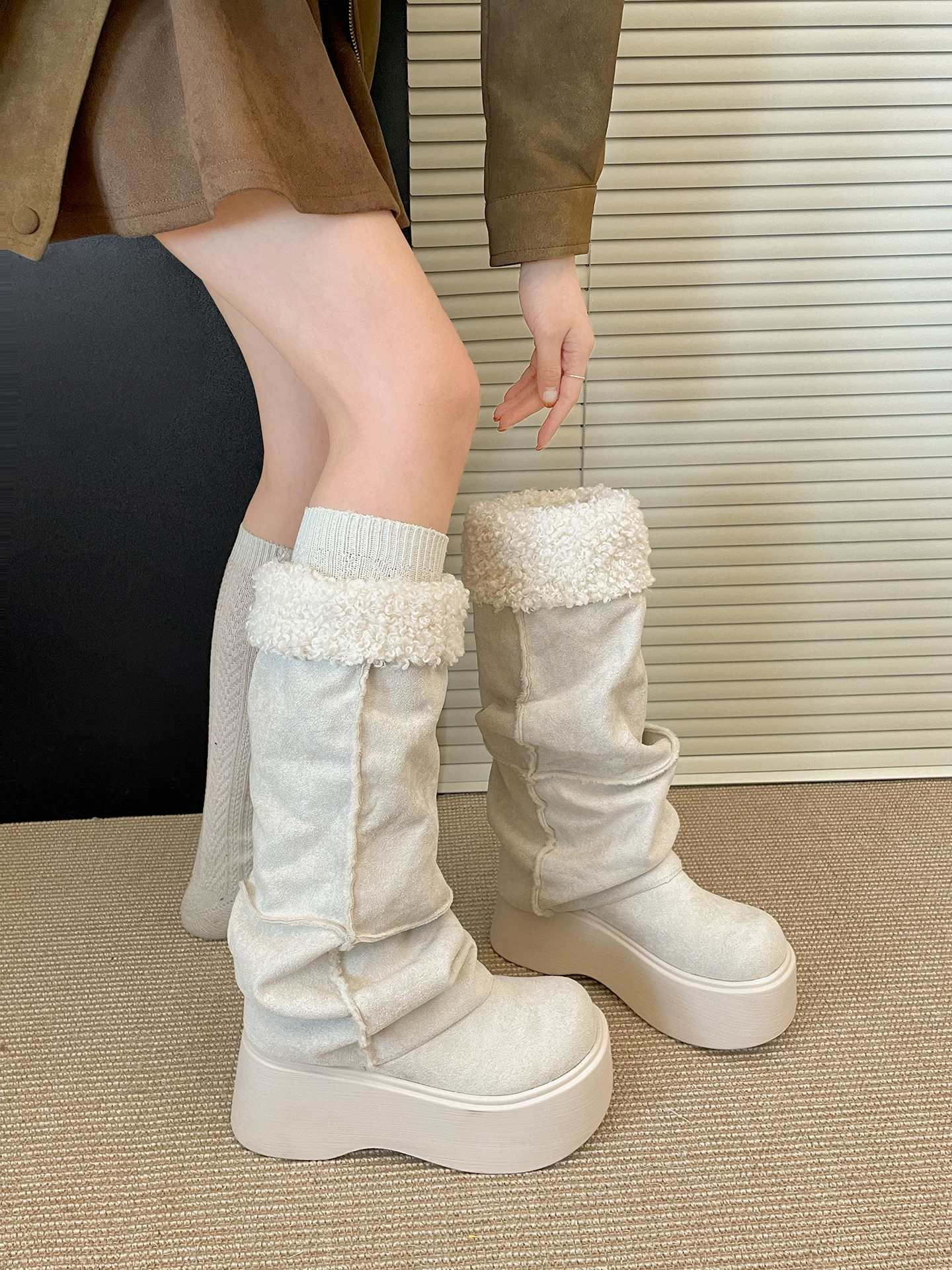 Giày bốt tuyết cao cổ đế dày kiểu retro màu trắng dành cho nữ, kiểu dáng mùa đông mới 2025, tăng chiều cao và giữ ấm với chất liệu cotton, kiểu dáng ống quần.