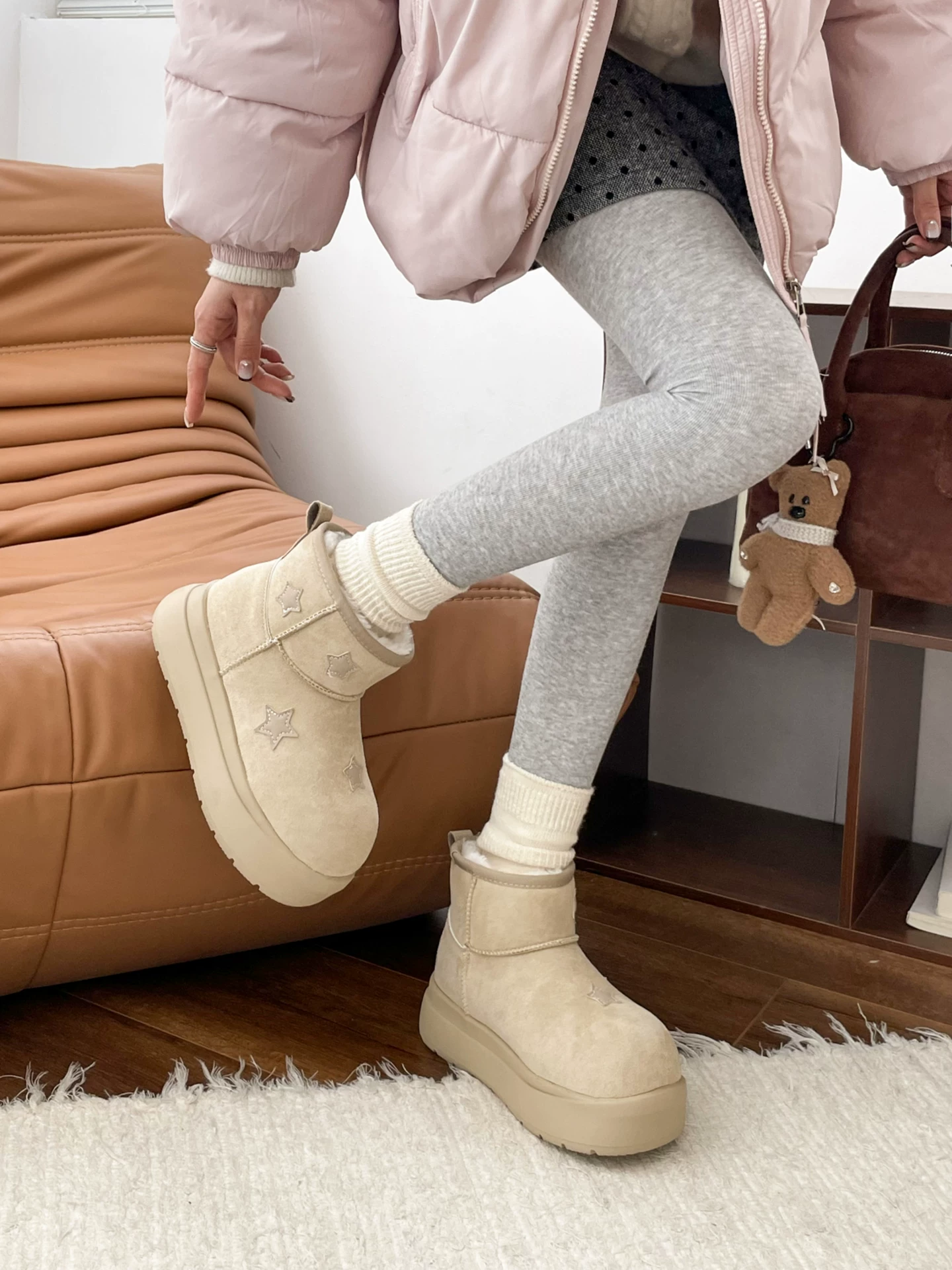 Giày bốt đi tuyết đế dày chống trượt kiểu cổ điển lót lông cừu dành cho nữ, giày cotton đế mềm ấm áp tăng chiều cao mùa đông mới năm 2025.