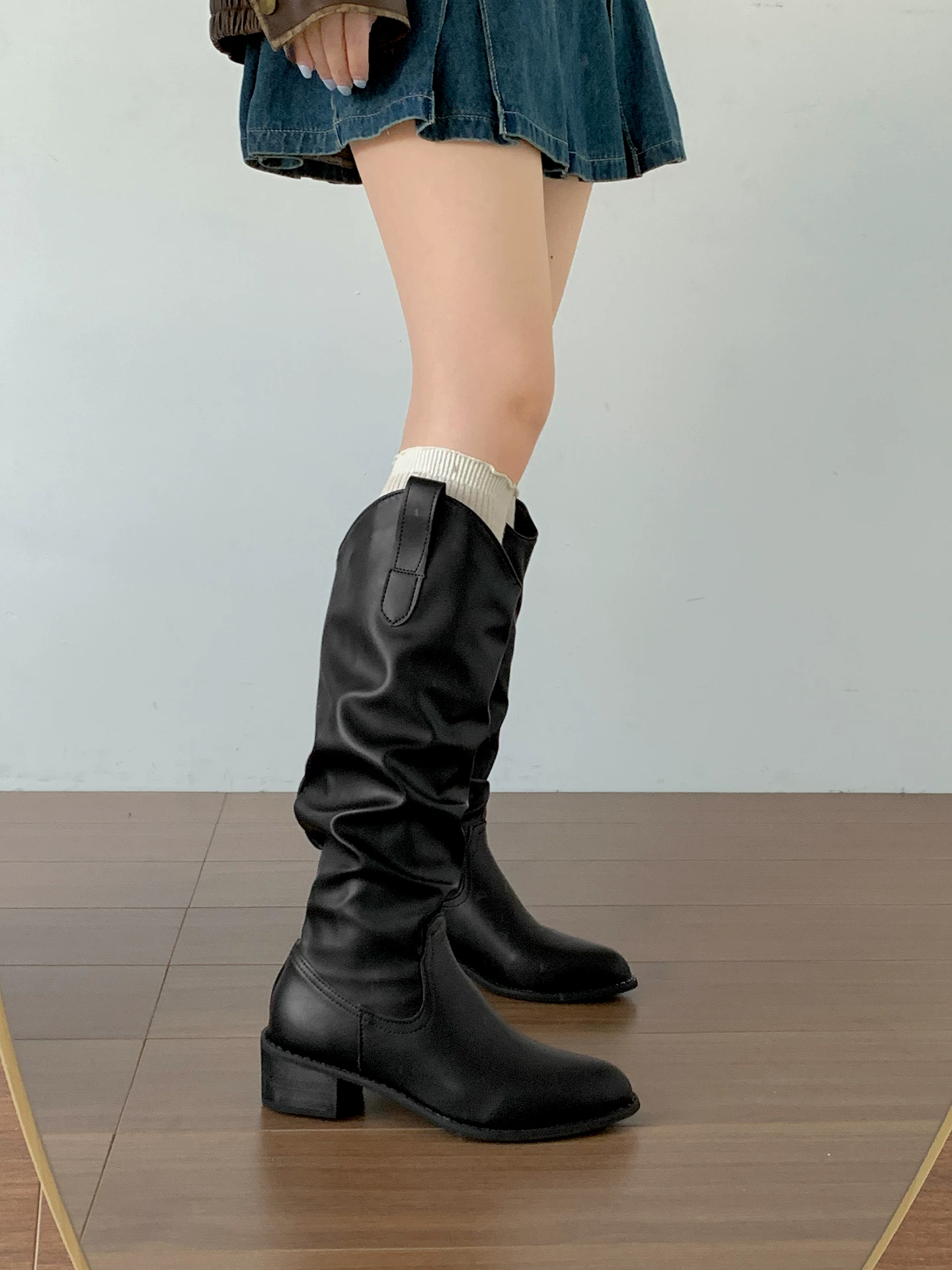 Giày bốt nữ cao cổ mũi nhọn gót thô kiểu Anh màu nâu, kiểu dáng mới thu đông 2025, tôn dáng, retro, kiểu dáng xếp lớp, kiểu bốt cưỡi ngựa