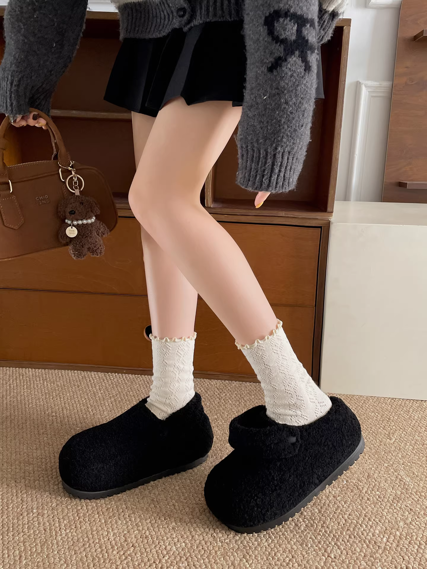 Dép bông retro đen dành cho nữ, mặc ngoài trời mùa đông, kiểu mới 2025, tăng chiều cao, ấm áp, chống trơn trượt, dép bông đa năng.