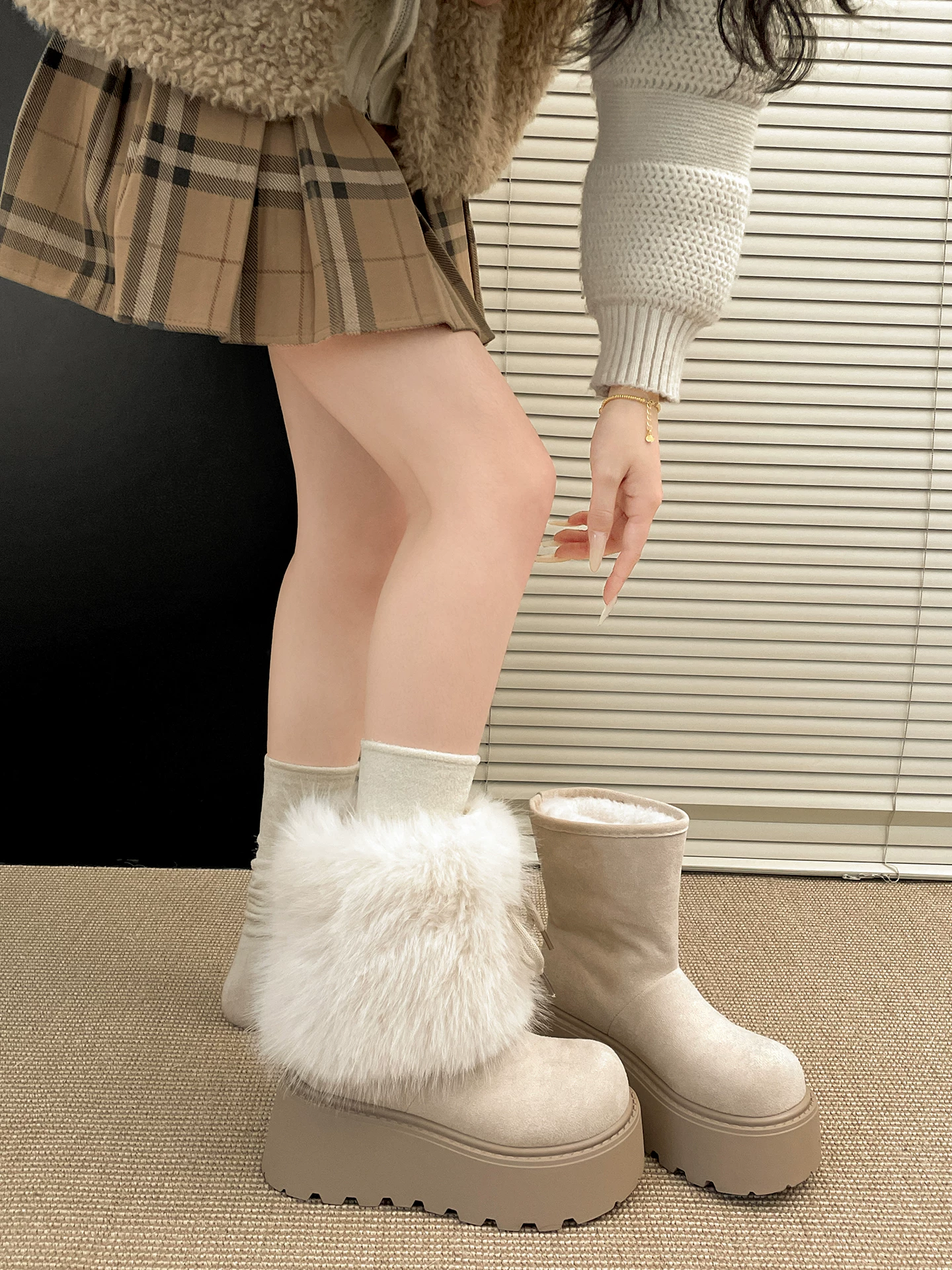 Giày bốt đi tuyết lông dày đế dày màu xám cổ điển dành cho nữ, kiểu dáng mùa đông mới 2025, lót lông cừu, ấm áp, thích hợp đi ngoài trời, giày cotton Đông Bắc.