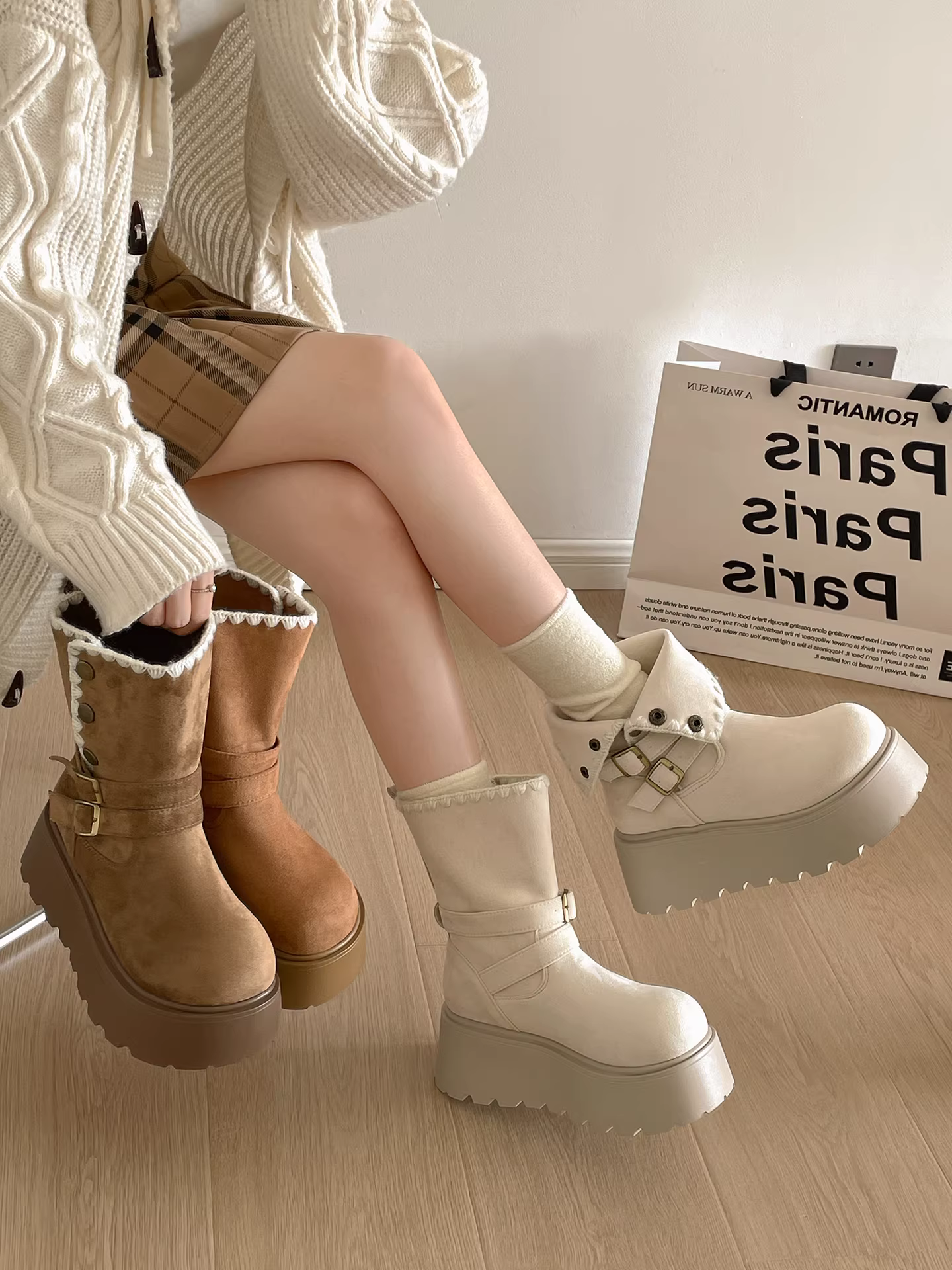 Giày bốt đế dày cổ điển màu trắng dành cho nữ, kiểu thu đông 2025 mới, phối cùng chân váy giúp trông thon gọn và cao hơn, kiểu bốt ngắn phong cách Birkenstock.