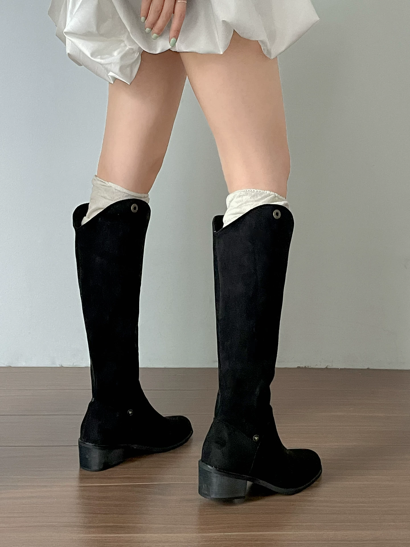 Giày bốt nữ cao cổ mũi nhọn gót thô kiểu retro màu nâu, mẫu mới thu đông 2025, kiểu dáng thon gọn, phong cách cao bồi miền Tây Maillard