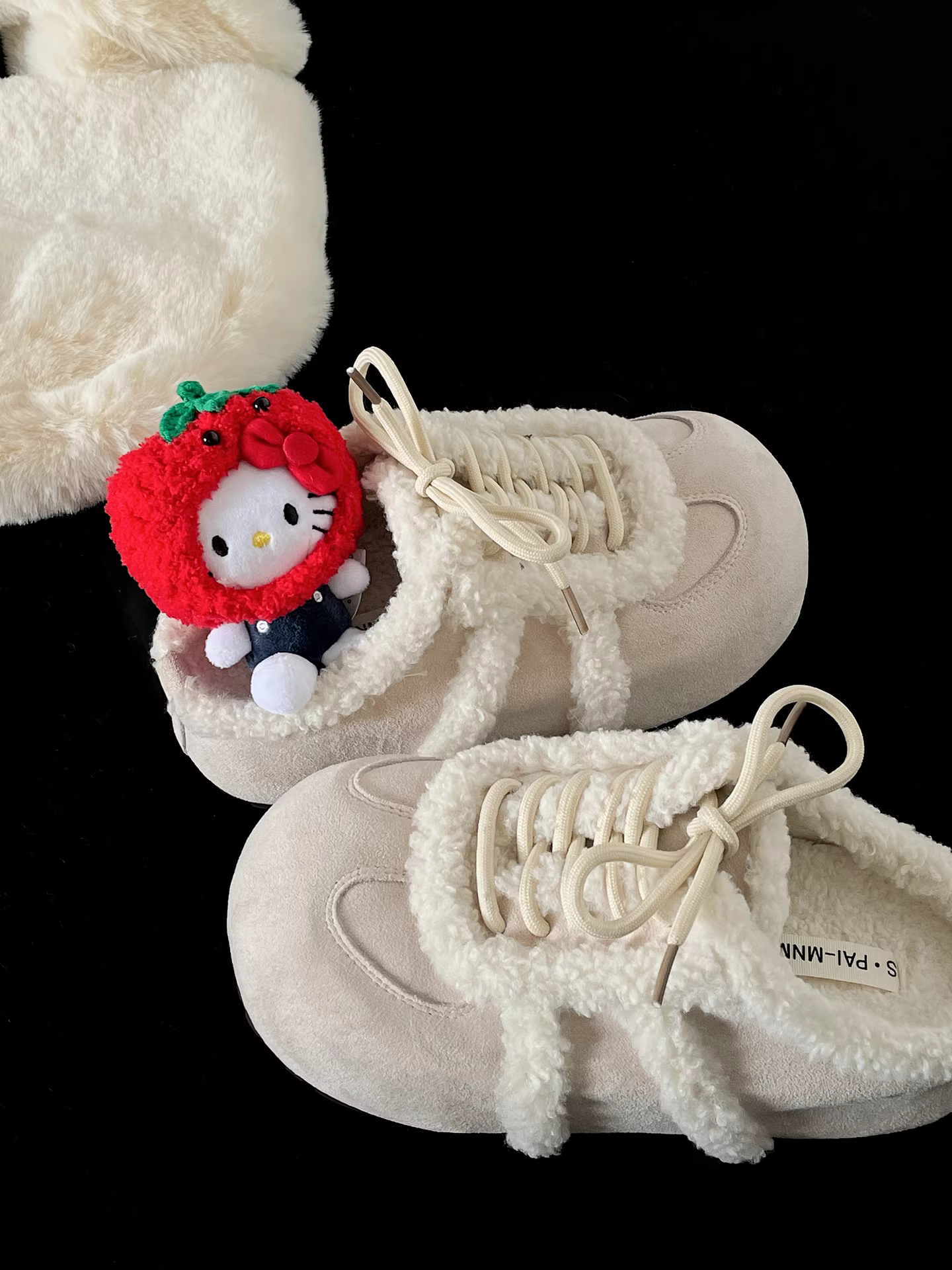 Đôi dép lông mềm kiểu Birkenstock đế dày, kiểu retro, màu trắng dành cho nữ, mẫu mới thu đông 2025, chất liệu bông mềm mại, mũi kín.