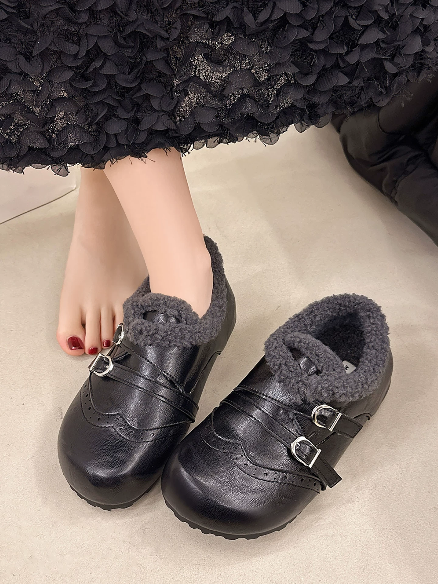 Giày bông đi tuyết đế dày, lót lông cừu, chống trơn trượt dành cho nữ, kiểu dáng mùa đông mới 2025, tăng chiều cao, ấm áp, kiểu retro Birkenstock.