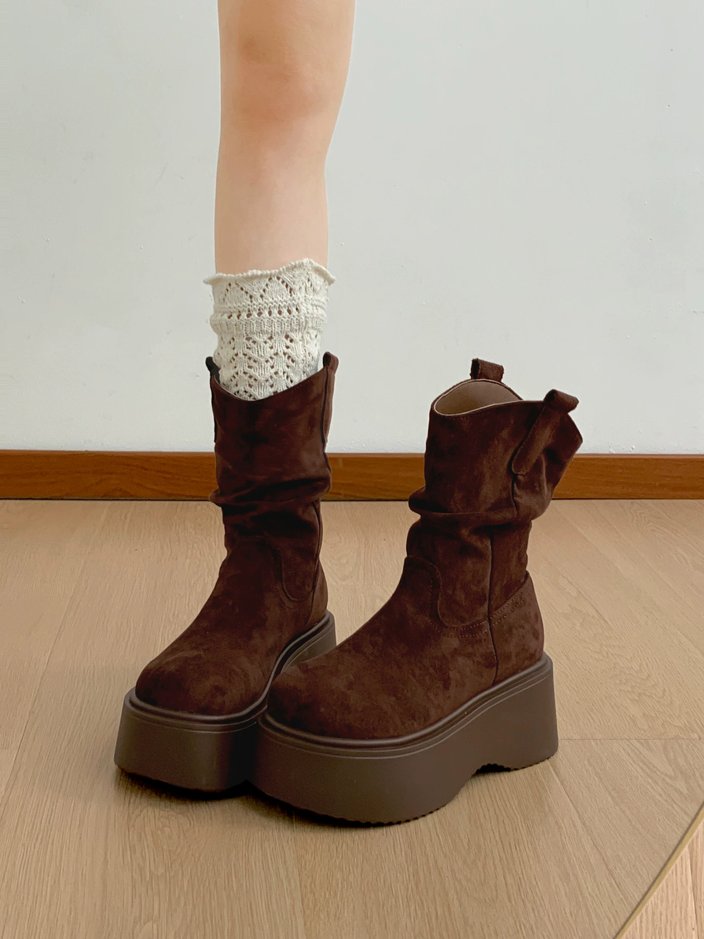 Phía Nam ở miền Nam: Giày bốt đế dày màu nâu cổ điển dành cho nữ, Giày bốt cao đến giữa bắp chân, Giày bốt cưỡi ngựa tăng chiều cao kiểu dáng thon gọn mới mùa thu/đông 2025.