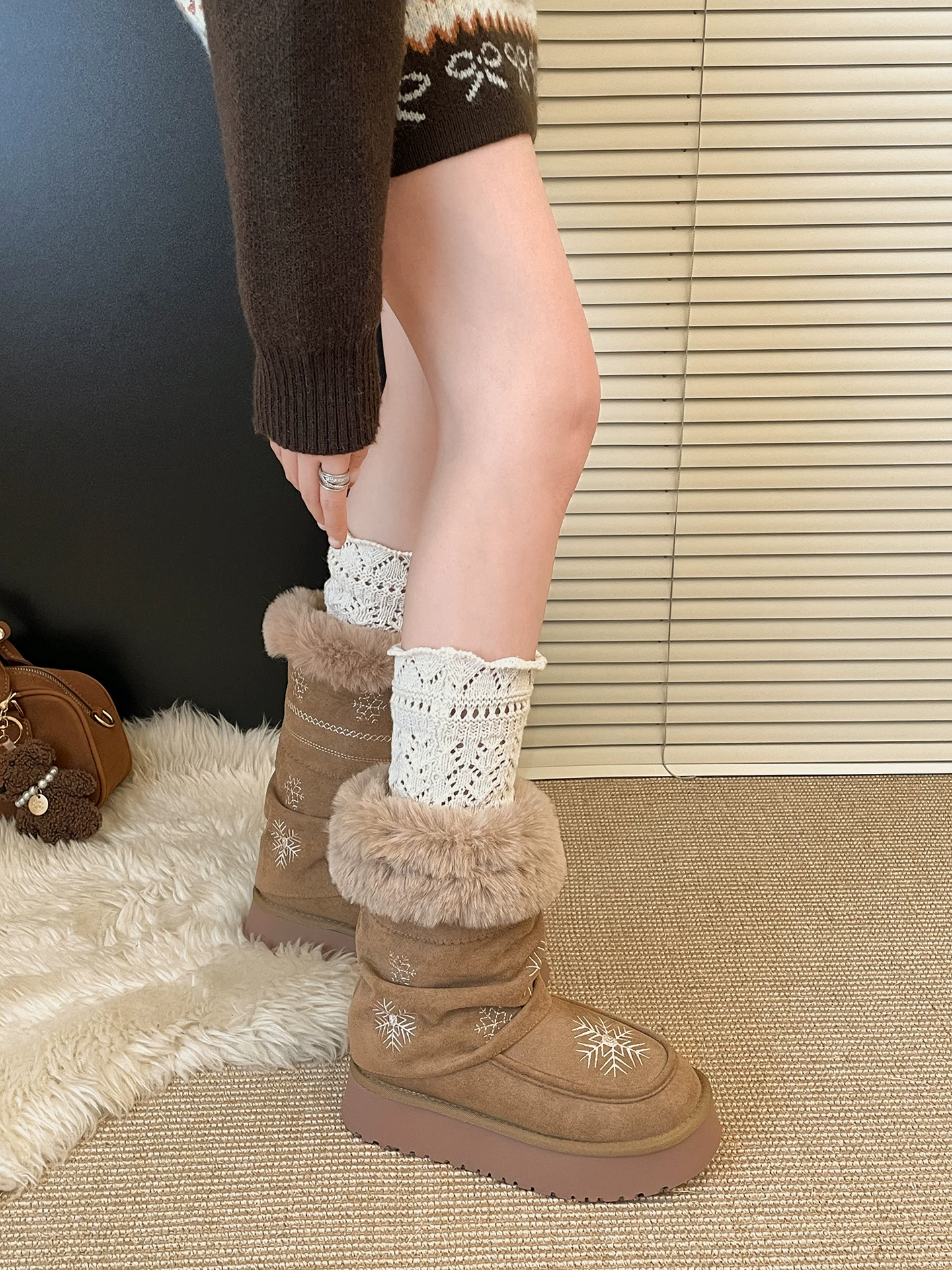 Giày bốt tuyết đế dày lót lông cừu phổ biến dành cho nữ, mẫu mới mùa đông 2025, giày bông giữ ấm tăng chiều cao kiểu Đông Bắc.