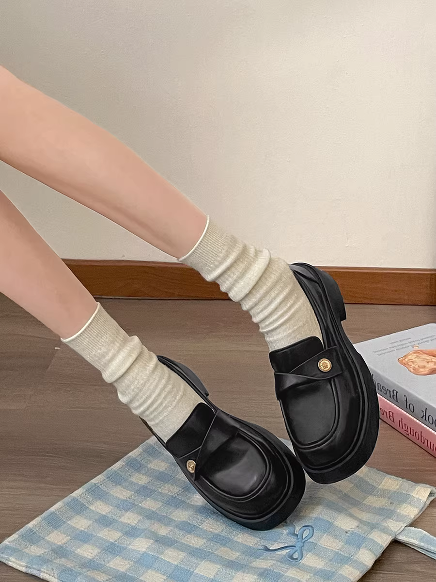 Váy đen kiểu Anh cổ điển đa năng với giày da đế dày dành cho nữ, mẫu mới mùa thu 2025, kiểu lười không dây