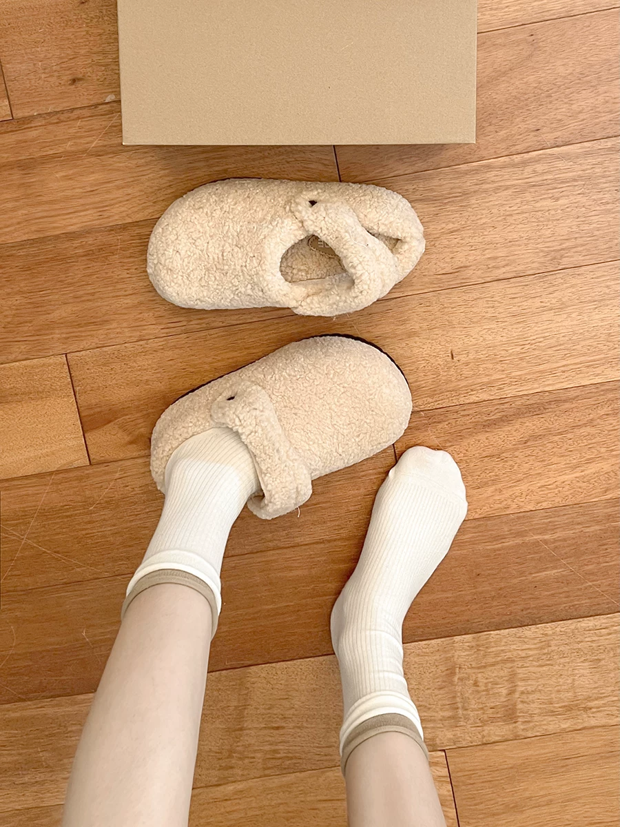 Giày dép lông dày đế dày màu trắng dành cho nữ, thích hợp để mang ngoài trời, kiểu dáng thu đông mới 2025, lót lông cừu, ấm áp, kiểu Birkenstock, chất liệu cotton.