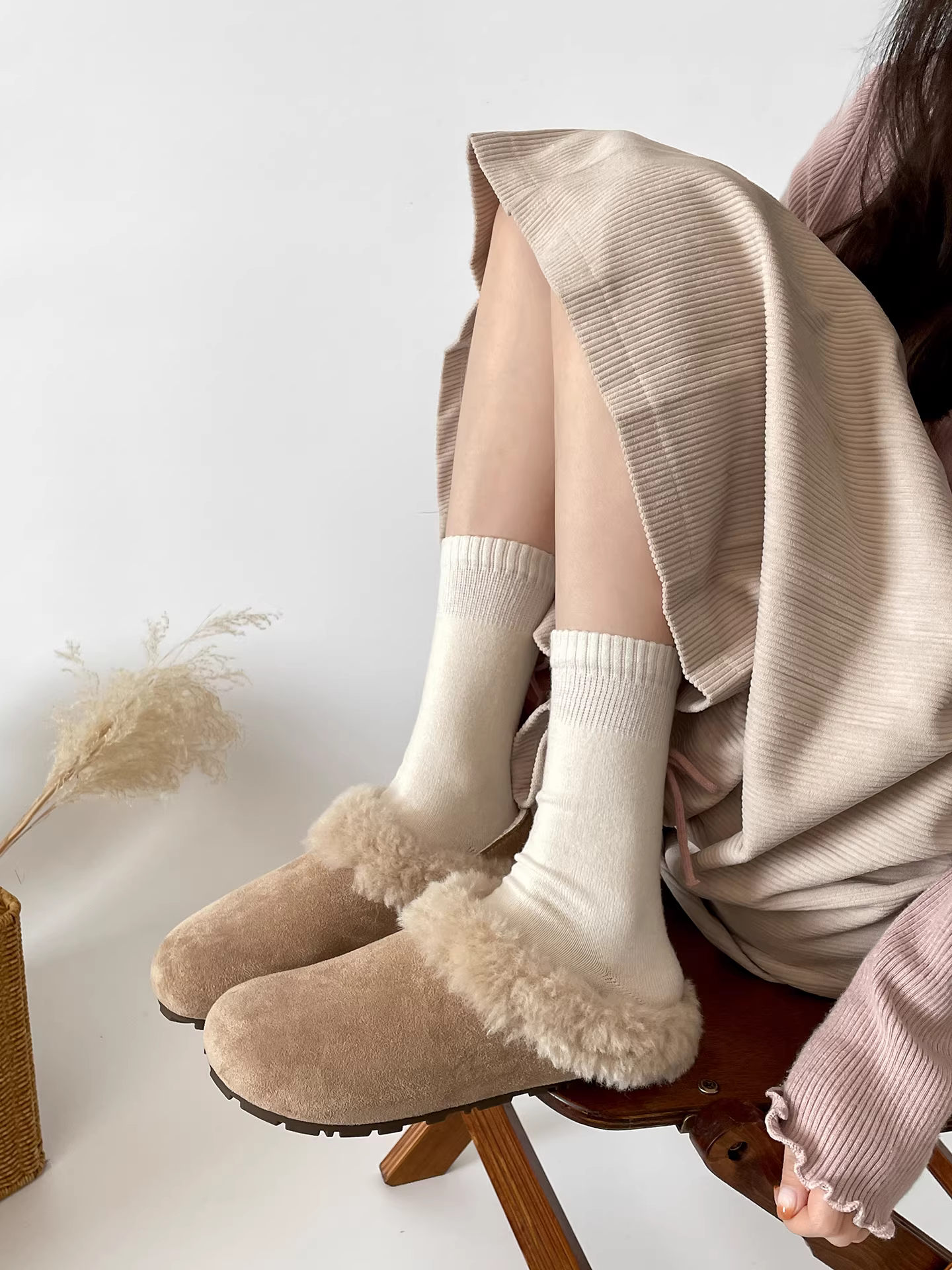 Giày nữ kiểu Birkenstock đế dày lót lông màu nâu, mùa đông 2025, kiểu retro mới, tăng chiều cao, giữ ấm, chất liệu bông lông mềm mại.