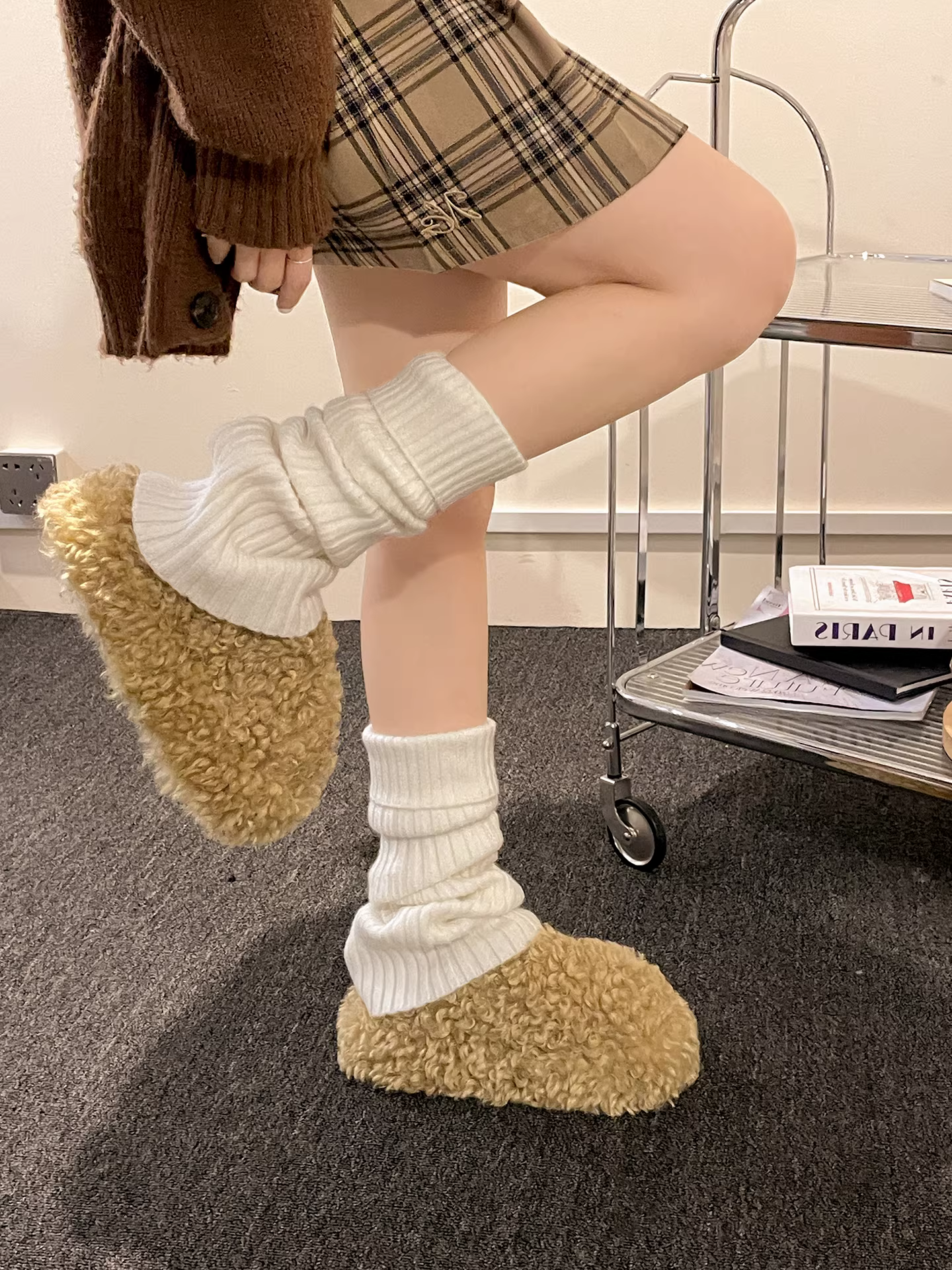 Dép lông dày đế cao phong cách retro Nam Trung Quốc dành cho nữ, đi ngoài trời, dép bông ấm mùa thu đông 2025 mới.