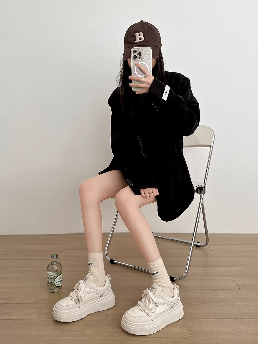 Giày thể thao nữ đế dày màu trắng, đa năng và thời trang, mẫu mới thu đông 2025, giày thể thao thường ngày.