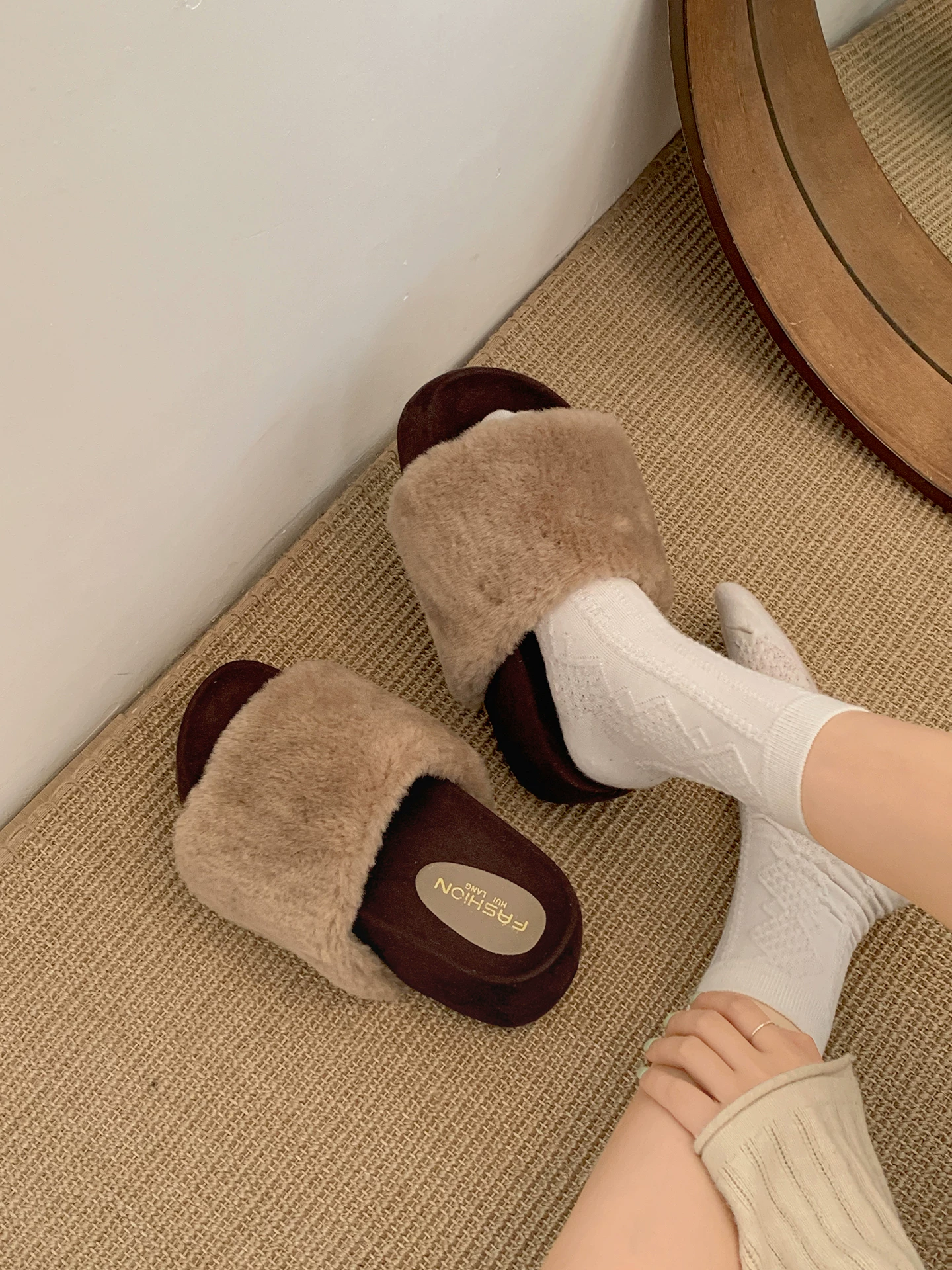 Dép lông dày đế dày chống trơn màu đen dành cho nữ, thích hợp mang đi ngoài trời, kiểu dáng thu đông 2025 mới, dép lười retro tăng chiều cao.