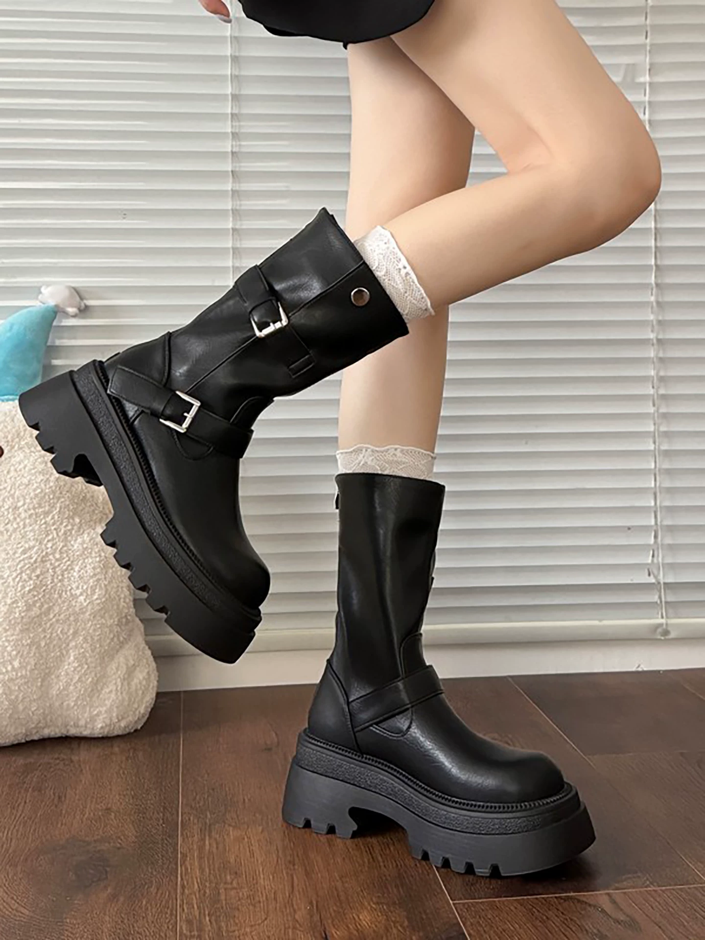 Giày bốt Martin đế dày phong cách Anh cổ điển màu đen dành cho nữ, mẫu mới thu đông 2025, tăng chiều cao, thon gọn, kiểu dáng hiệp sĩ, cổ ngắn