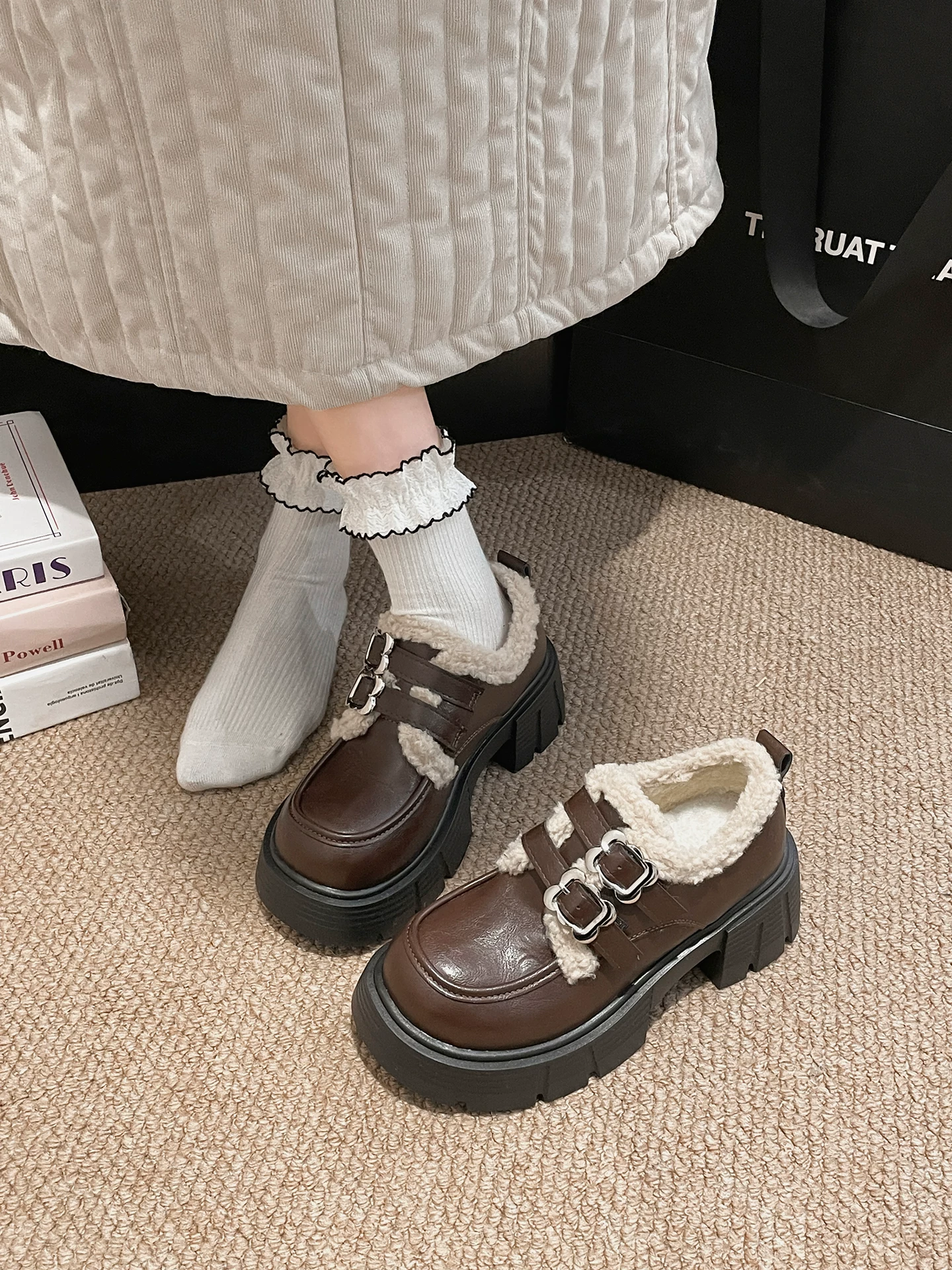 Giày bông đế dày có đế dày lót lông màu nâu cổ điển dành cho nữ, áo khoác ngoài mùa đông, giày lười kiểu Anh mới năm 2025.