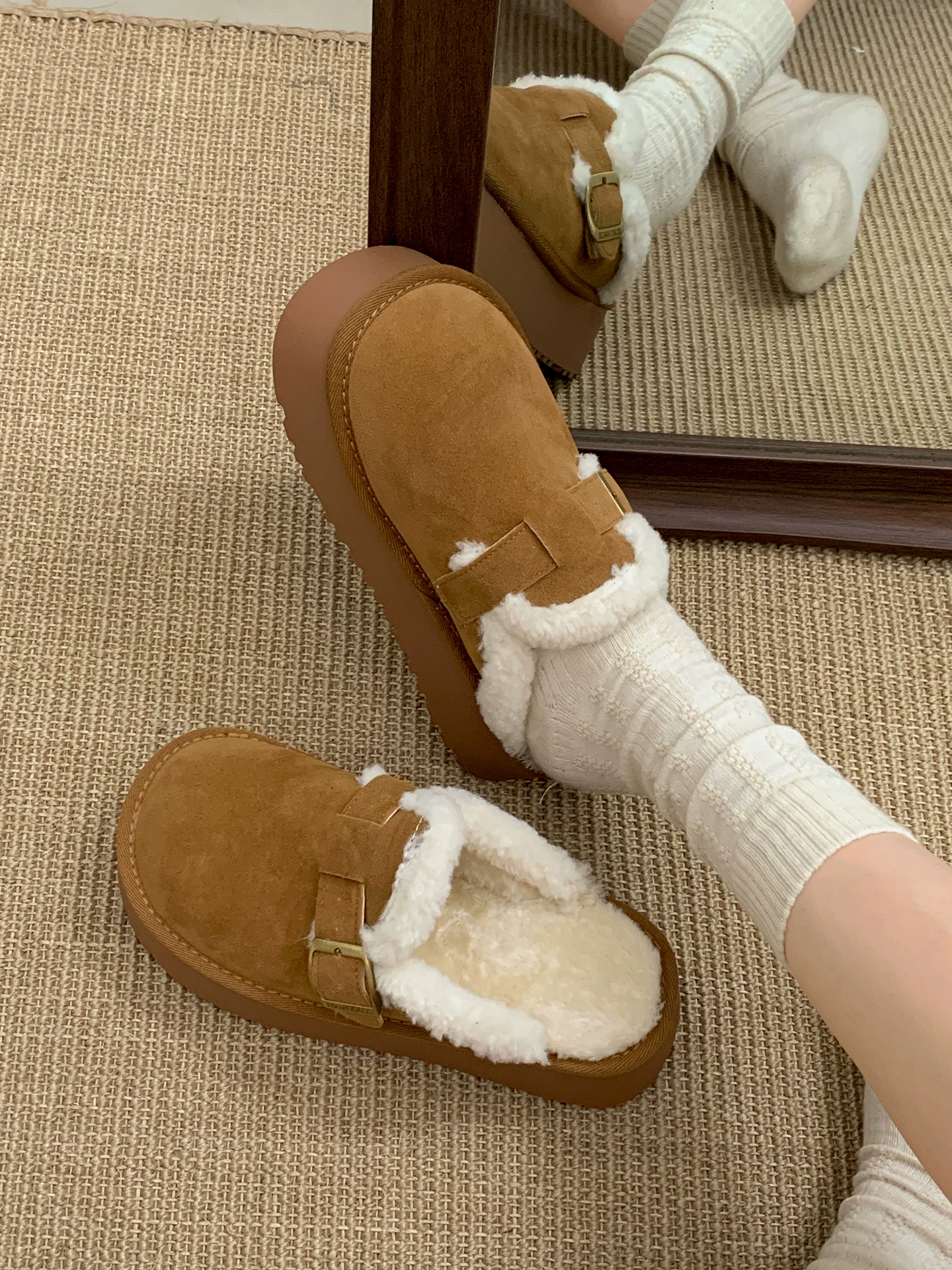 Đôi dép lông mềm dày đế cao cổ điển màu nâu dành cho nữ, mẫu mới mùa đông 2025, giữ ấm, đi ngoài trời, chống trơn trượt, kiểu Birkenstock, chất liệu cotton
