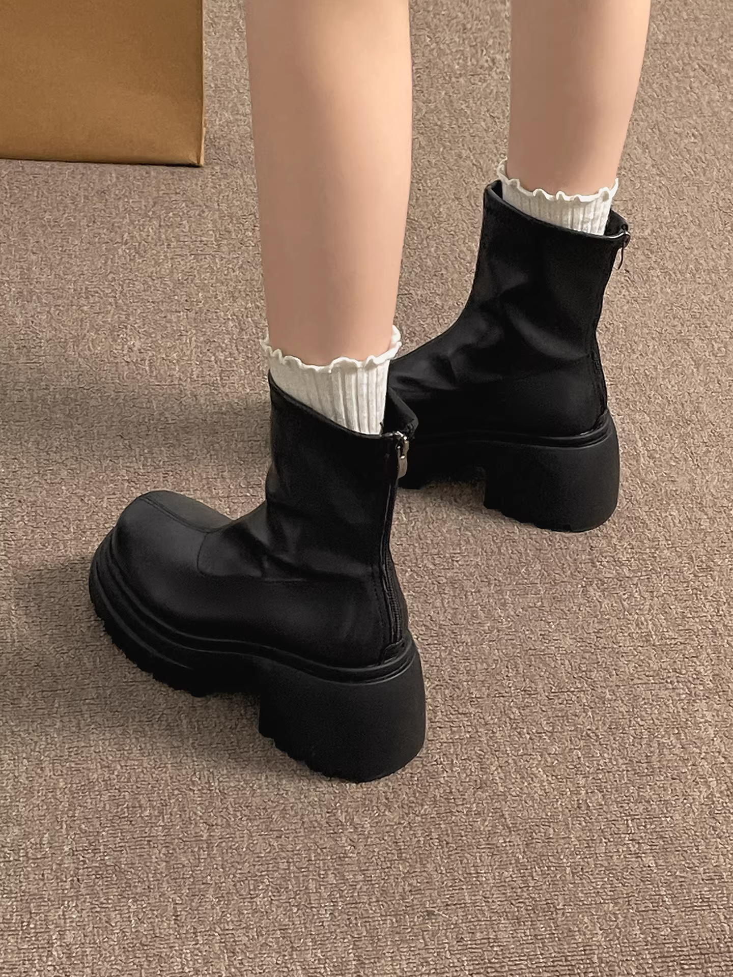 Giày bốt Martin đế dày phong cách retro Anh đen dành cho nữ, kiểu dáng thu đông mới 2025, phối cùng chân váy, tăng chiều cao và tôn dáng, kiểu bốt ngắn.