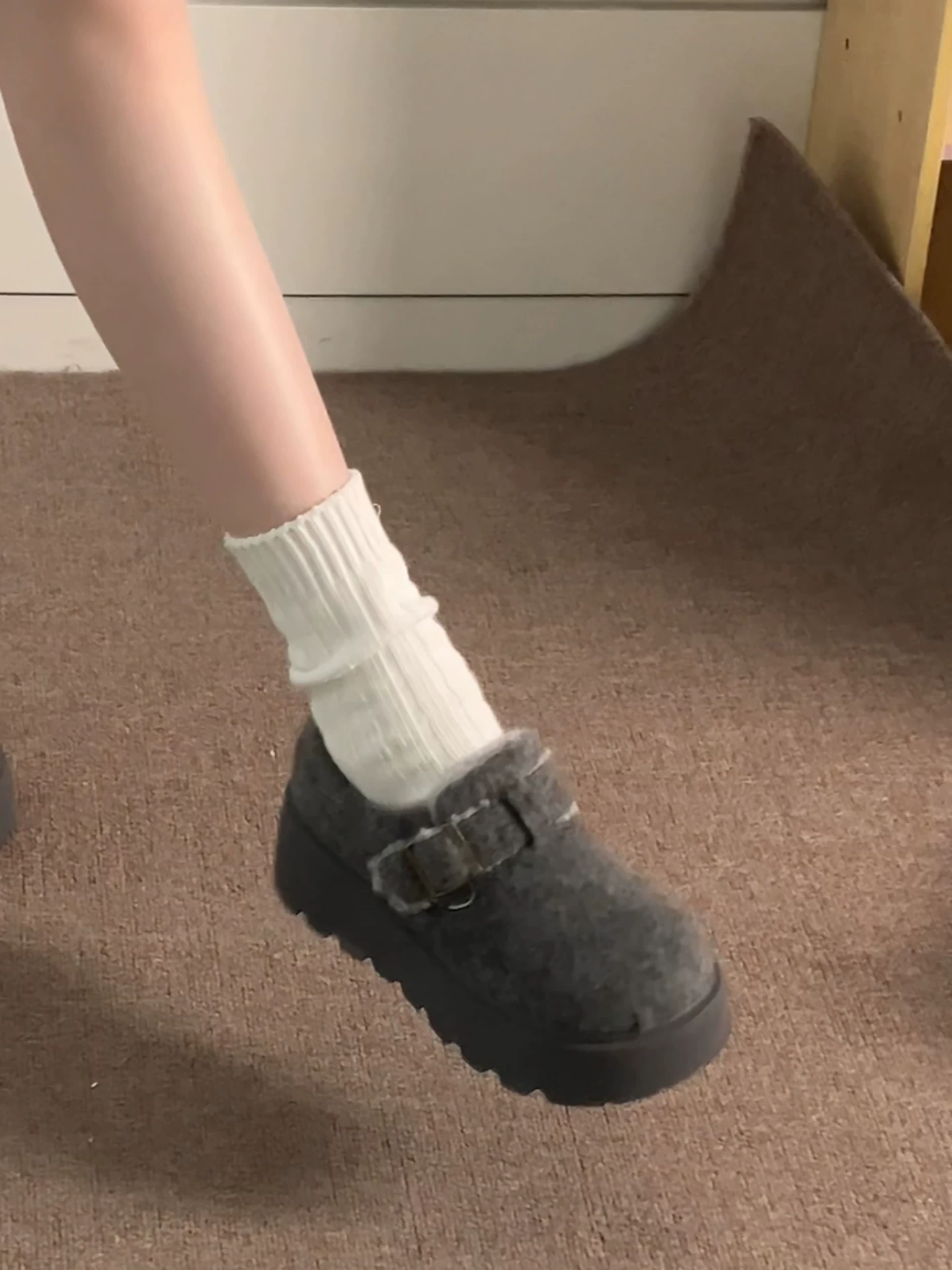 Giày cotton dày đế dày lót lông cừu tăng chiều cao màu xám Nanzai Nanfang dành cho nữ, giày Birkenstock ấm áp mùa đông mới 2025.