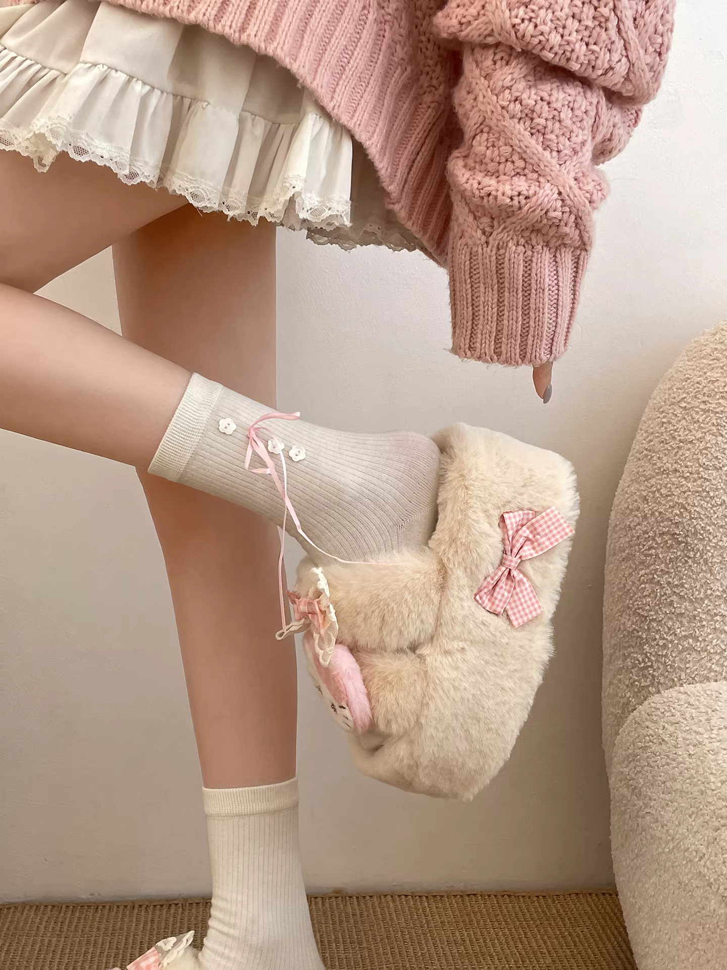 Đôi dép lông dày đế cao cấp màu trắng phổ biến dành cho nữ, thích hợp mang đi ngoài trời, kiểu dáng thu đông 2025 mới, dép bông dễ thương phối cùng váy.