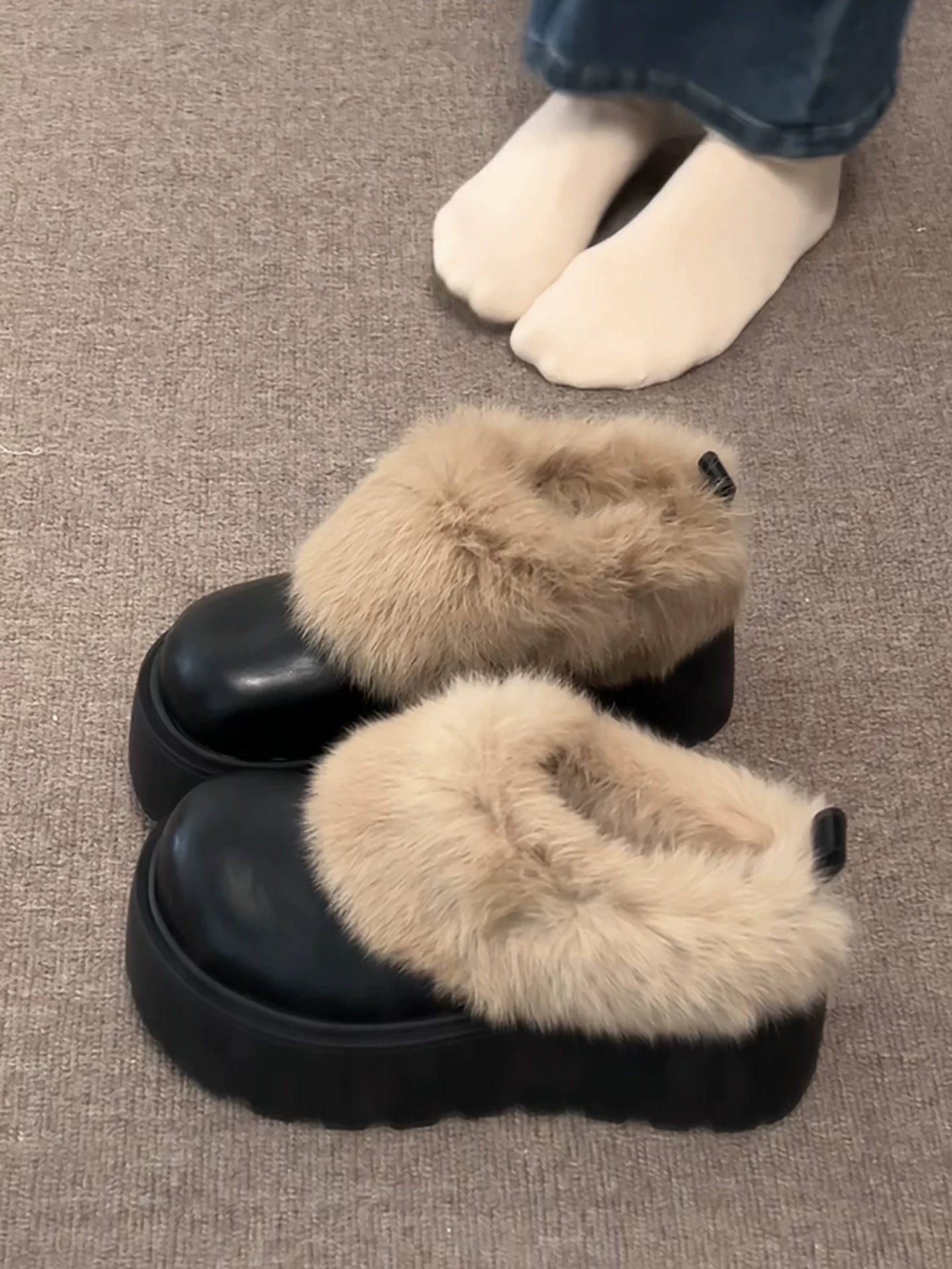 Giày Birkenstock nửa đế bằng lông nhung đen dày dặn dành cho nữ, mẫu mới mùa đông 2025, dùng ngoài trời, ấm áp và tăng chiều cao, kiểu dép bông lông mềm mại.